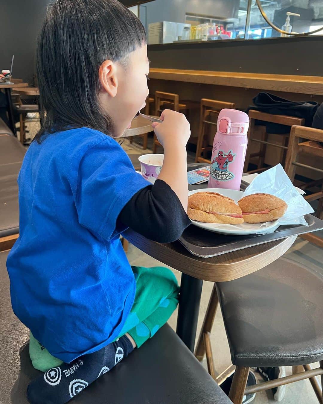 森本容子のインスタグラム：「正座でスタバ。」