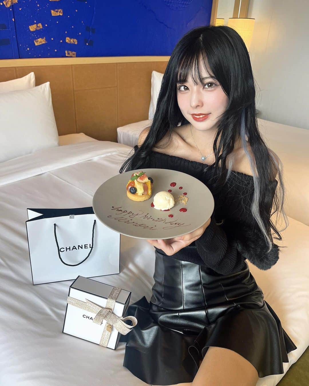 ごみちゃんのインスタグラム：「おとももちに早めのお祝いしてもらったあああああああ これで3年目では！ 中々会えずとも出会った時からずっと良き尊いお友達 . 来年も仲良くしてくれい🥰🫶🏻」