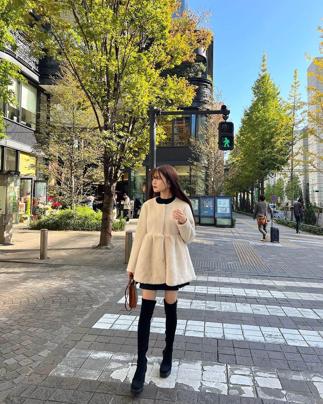 Isakoさんのインスタグラム写真 - (IsakoInstagram)「丸の内の綺麗な街並みが好き💕🍂🍁  まだ紅葉はしてなかったですが どの季節に行っても綺麗な丸の内💓  今日からイルミネーションみたいです✨✨  コートは今年の @dinoble_official  アウター第三弾🧸🤎  ふわふわがたまらなく気持ちよく、可愛い🫶 テディベアのようなワンピースコート🧥  パンツ合わせも可愛いですし、妊婦さんも着られそう✨  発売中です🤎  #東京駅#日比谷#東京#丸の内#A16#東京駅カフェ#丸の内カフェ#大手町#tokyostation#coat#アウター#dinoble」11月16日 21時50分 - ichaaako