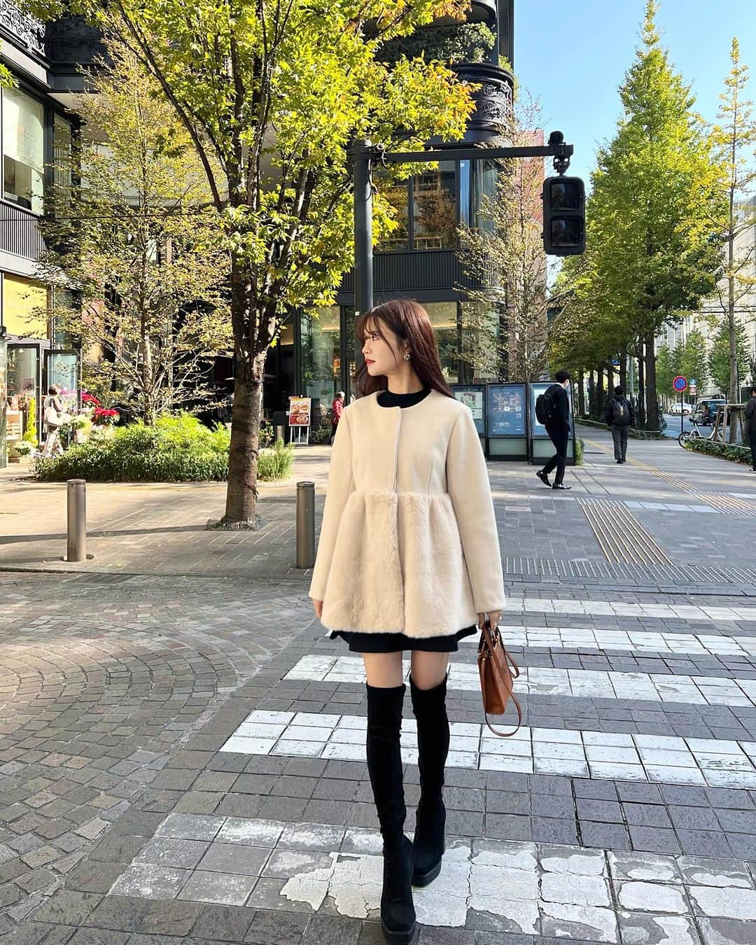 Isakoのインスタグラム：「丸の内の綺麗な街並みが好き💕🍂🍁  まだ紅葉はしてなかったですが どの季節に行っても綺麗な丸の内💓  今日からイルミネーションみたいです✨✨  コートは今年の @dinoble_official  アウター第三弾🧸🤎  ふわふわがたまらなく気持ちよく、可愛い🫶 テディベアのようなワンピースコート🧥  パンツ合わせも可愛いですし、妊婦さんも着られそう✨  発売中です🤎  #東京駅#日比谷#東京#丸の内#A16#東京駅カフェ#丸の内カフェ#大手町#tokyostation#coat#アウター#dinoble」