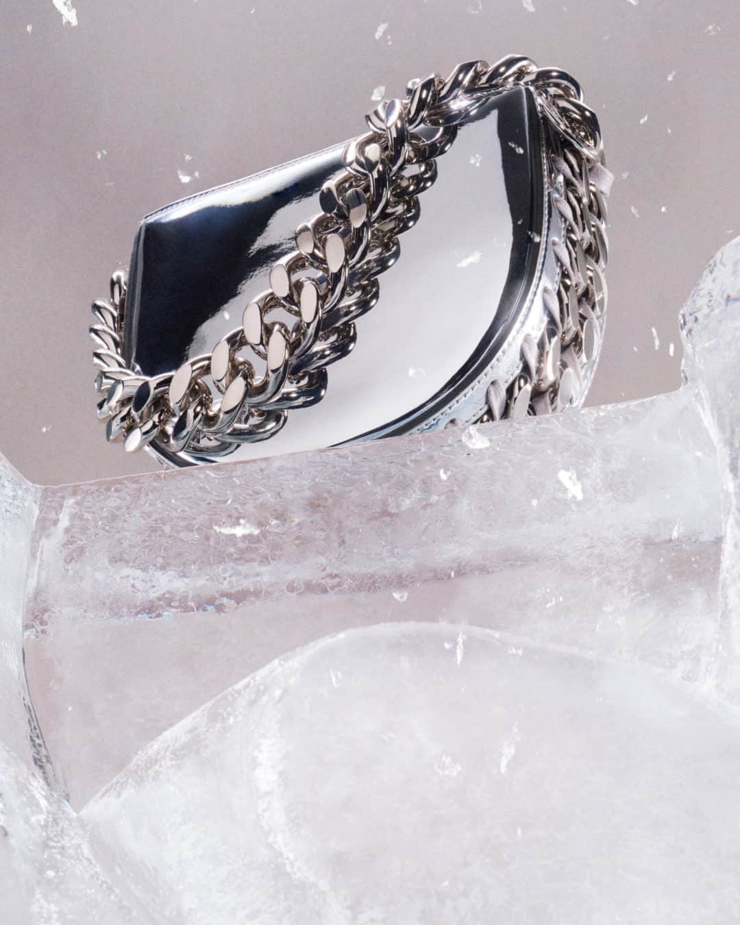 ステラ・マッカートニーのインスタグラム：「STELLABRATION: A festive frost and #Frayme are upon us, in metallic mirroring to reflect your desires.  The iconic Frayme bag, crafted from silver #vegan materials and with a recyclable aluminium chain.  Tap to shop #StellaHoliday and at link in bio.  #StellaMcCartney #StellaSpring24 #crueltyfree」