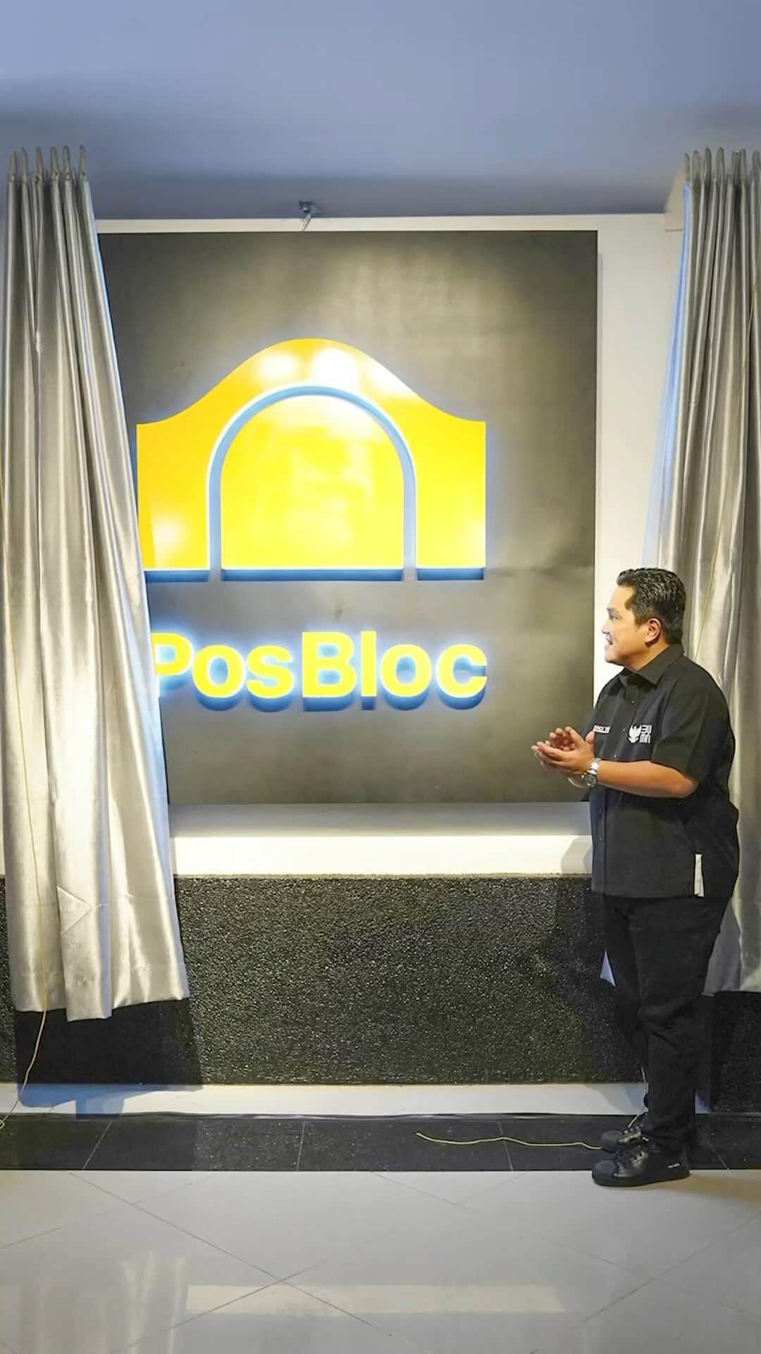 エリック・トヒルのインスタグラム：「Hari ini saya meresmikan Pos Bloc di Surabaya. Pembukaan Pos Bloc di Surabaya ini wujud nyata BUMN memaksimalkan fasilitas-fasilitas yang dimiliki untuk meningkatkan industri kreatif di Surabaya.  Pos Bloc di Surabaya ini adalah yang keempat setelah Jakarta, Medan, dan Bandung. Semoga Pos Bloc ini bisa memberikan manfaat ekonomi untuk masyarakat.」