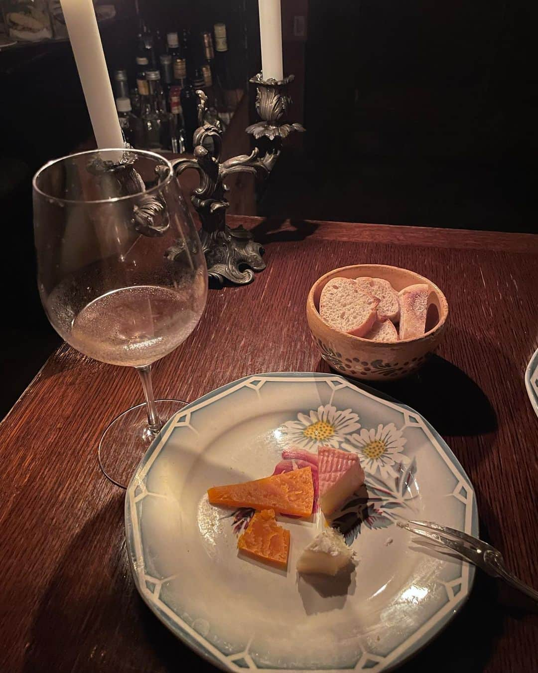 農海姫夏さんのインスタグラム写真 - (農海姫夏Instagram)「いつかのチーズとワインとレアお肉🧀🍷🍖 この他にもたくさん食べた！ お皿もとっても可愛い 暗闇の中で食べるお料理🕯️」11月16日 21時52分 - hina_noumi