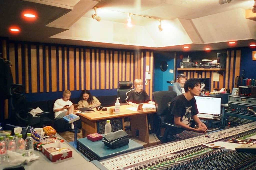 吉澤嘉代子のインスタグラム：「"吉澤嘉代子とナインティーズ" 『若草』に収録した「セブンティーン」「夢はアパート」は90年代生まれの仲間たちとレコーディングしました。スタジオで練習したり皆んなで話しあったり…高校生に戻ったような新鮮な日々でした。  ハマくんが素敵な写真を撮ってくれて嬉しい✌︎  bass @hama_okamoto  guitar @taikitotsuka  keyboard @talebsbass  drums @ippei.ds」