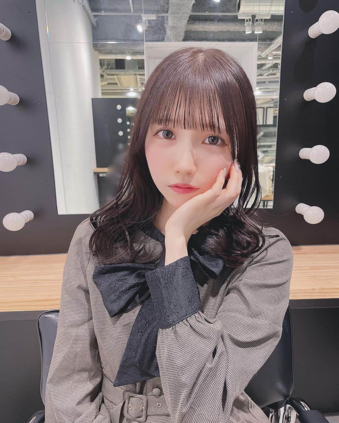 青葉ひなりさんのインスタグラム写真 - (青葉ひなりInstagram)「髪の毛さらさらなだけで 綺麗になれるよね✂︎  今地毛の茶色と染めた黒が混じって なんか綺麗な色になってる＾＾笑  #透明感カラー#池袋美容室#美容室 #トリートメント#instagood #巻き髪#簡単アレンジ」11月16日 21時53分 - hinari_festive