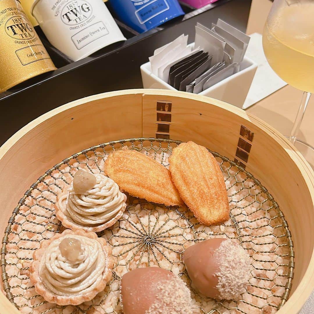 SPARAさんのインスタグラム写真 - (SPARAInstagram)「HOTEL THE MITSUI KYOTO @hotel_the_mitsui_kyoto   美食の宝庫京丹波の京丹波栗をふんだんに使った秋のアフタヌーンティー コース＋フリーフロー7,700円 Menu ■セイボリー（6種） 京丹波栗と柚子味噌のブリュレ 京丹波町産シメジとトリュフのアランチーニ 京丹波栗と京丹波産豚バラ肉パンチェッタのキッシュ 京丹波黒豆のポタージュ 丹波ワインのコック・オ・ヴァン　ポレンタ 京丹波栗とゴルゴンゾーラのピザ  ■スイーツ（7 種） 京丹波栗のモンブラン 京丹波栗のムース 京丹波栗の花の蜂蜜マドレーヌ 洋梨のパヴロヴァ　丹波ワイン ほうじ茶のボンボンショコラ キャラメルと林檎のマカロン 甘酒のムース　京都産いちじくソース  ■スコーン シナモンとレーズン 栗とベーコン  ■コンディメント かぼちゃのディップ 豆乳ホイップクリーム  とにかく素敵な空間 素敵なアフタヌーンティー 最高の時間を過ごせました🍁 ここはまた機会があったら是非行きたいなと思います♪ @hotel_the_mitsui_kyoto   雨だったけど、それでも最高の日帰り旅だったね♪ @maigallery_official   また京都行こうね〜♡」11月16日 21時54分 - spara_aco