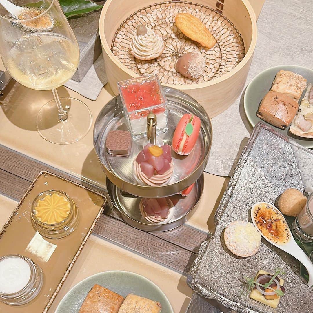 SPARAさんのインスタグラム写真 - (SPARAInstagram)「HOTEL THE MITSUI KYOTO @hotel_the_mitsui_kyoto   美食の宝庫京丹波の京丹波栗をふんだんに使った秋のアフタヌーンティー コース＋フリーフロー7,700円 Menu ■セイボリー（6種） 京丹波栗と柚子味噌のブリュレ 京丹波町産シメジとトリュフのアランチーニ 京丹波栗と京丹波産豚バラ肉パンチェッタのキッシュ 京丹波黒豆のポタージュ 丹波ワインのコック・オ・ヴァン　ポレンタ 京丹波栗とゴルゴンゾーラのピザ  ■スイーツ（7 種） 京丹波栗のモンブラン 京丹波栗のムース 京丹波栗の花の蜂蜜マドレーヌ 洋梨のパヴロヴァ　丹波ワイン ほうじ茶のボンボンショコラ キャラメルと林檎のマカロン 甘酒のムース　京都産いちじくソース  ■スコーン シナモンとレーズン 栗とベーコン  ■コンディメント かぼちゃのディップ 豆乳ホイップクリーム  とにかく素敵な空間 素敵なアフタヌーンティー 最高の時間を過ごせました🍁 ここはまた機会があったら是非行きたいなと思います♪ @hotel_the_mitsui_kyoto   雨だったけど、それでも最高の日帰り旅だったね♪ @maigallery_official   また京都行こうね〜♡」11月16日 21時54分 - spara_aco