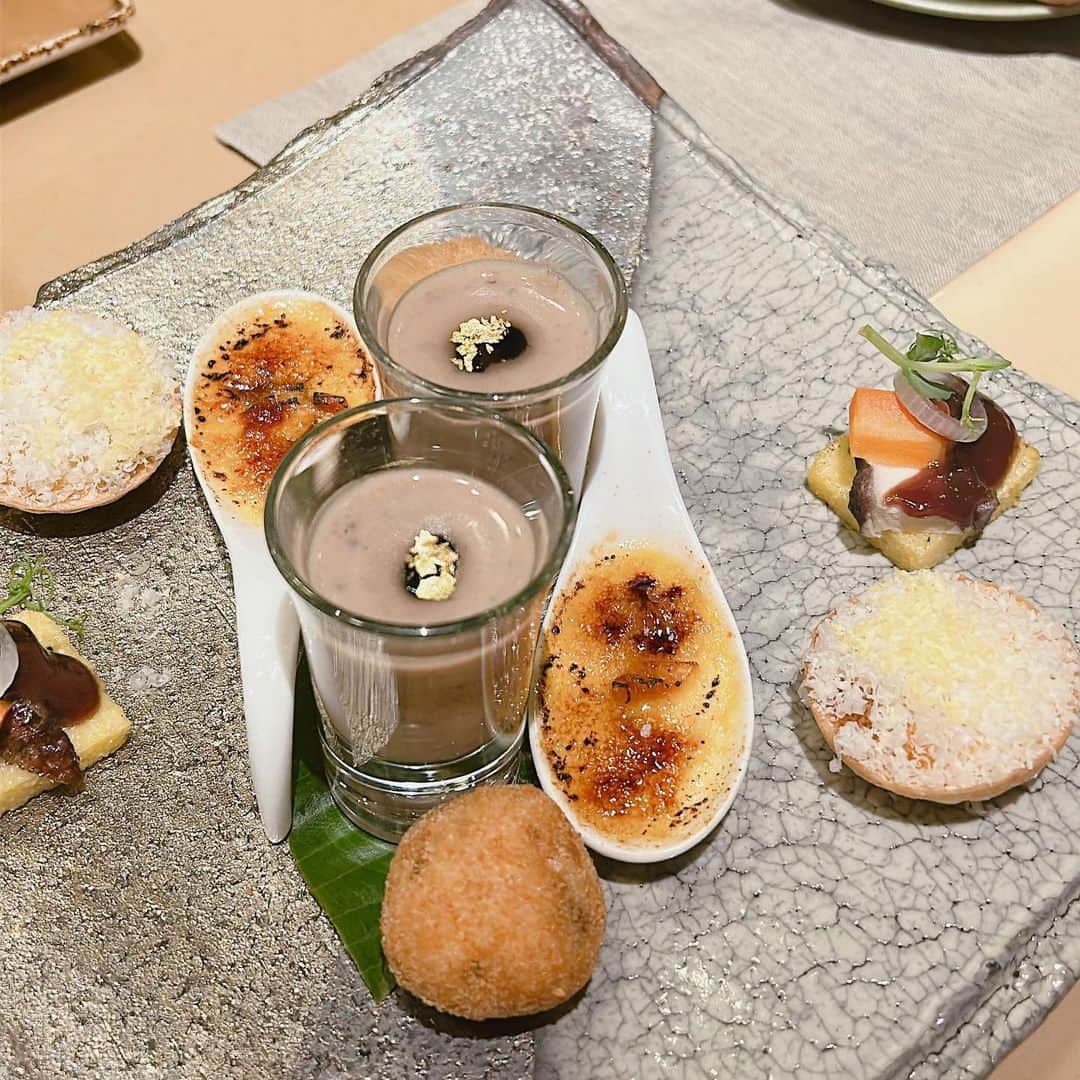 SPARAさんのインスタグラム写真 - (SPARAInstagram)「HOTEL THE MITSUI KYOTO @hotel_the_mitsui_kyoto   美食の宝庫京丹波の京丹波栗をふんだんに使った秋のアフタヌーンティー コース＋フリーフロー7,700円 Menu ■セイボリー（6種） 京丹波栗と柚子味噌のブリュレ 京丹波町産シメジとトリュフのアランチーニ 京丹波栗と京丹波産豚バラ肉パンチェッタのキッシュ 京丹波黒豆のポタージュ 丹波ワインのコック・オ・ヴァン　ポレンタ 京丹波栗とゴルゴンゾーラのピザ  ■スイーツ（7 種） 京丹波栗のモンブラン 京丹波栗のムース 京丹波栗の花の蜂蜜マドレーヌ 洋梨のパヴロヴァ　丹波ワイン ほうじ茶のボンボンショコラ キャラメルと林檎のマカロン 甘酒のムース　京都産いちじくソース  ■スコーン シナモンとレーズン 栗とベーコン  ■コンディメント かぼちゃのディップ 豆乳ホイップクリーム  とにかく素敵な空間 素敵なアフタヌーンティー 最高の時間を過ごせました🍁 ここはまた機会があったら是非行きたいなと思います♪ @hotel_the_mitsui_kyoto   雨だったけど、それでも最高の日帰り旅だったね♪ @maigallery_official   また京都行こうね〜♡」11月16日 21時54分 - spara_aco