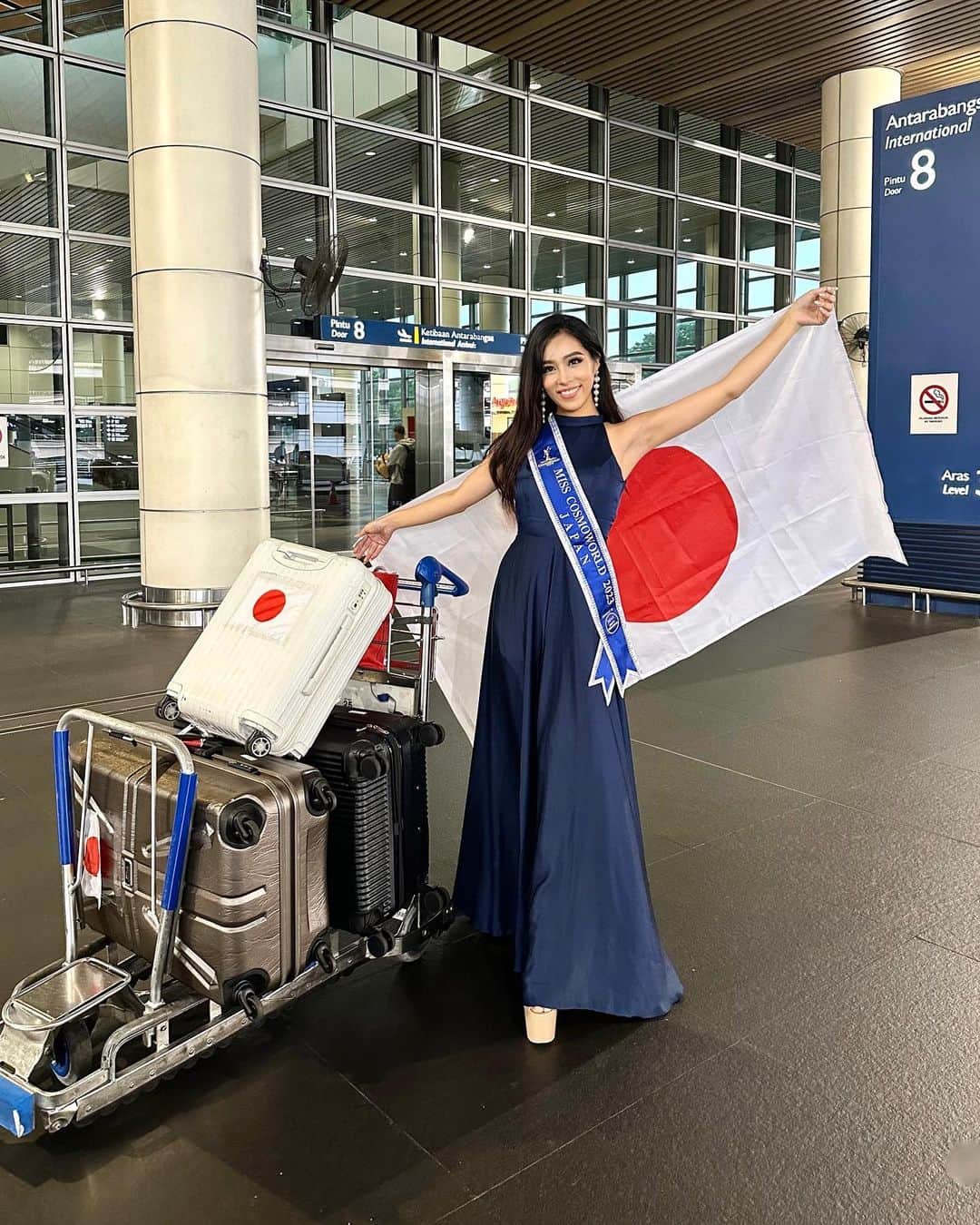 絹野志朋のインスタグラム：「Arrived in Malaysia🇲🇾 I’ll stay here around 3 weeks For @misscosmoworld 👑  I'm really looking forward to  the wonderful MCW days ahead💗  ＿＿＿＿＿＿＿＿＿＿＿＿＿＿＿＿＿＿＿＿＿＿＿＿  🇲🇾Nov 15th ~ Dec 5th Road For @misscosmoworld   National account @misscosmoworldjapan  Organizer @japan_beauty_ambassador  National director @aya_kiyota   #MissCosmoWorld #MissCosmoWorld2023 #MissCosmoWorldJapan #BeautyPageants @missosologyjapan @missosology_org」