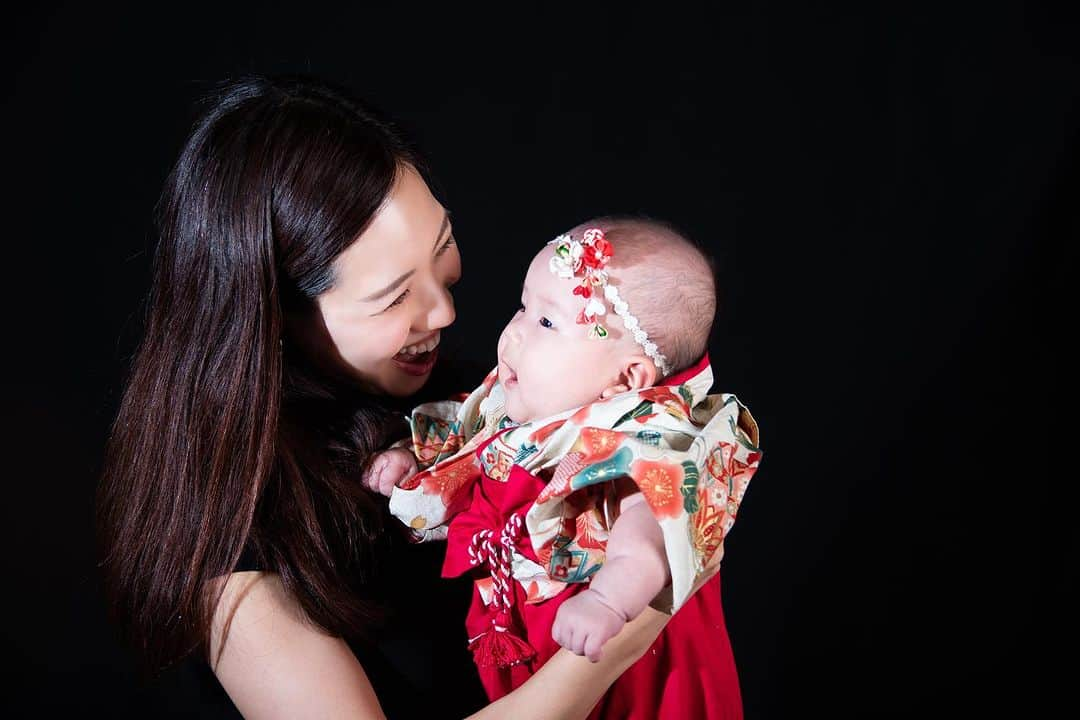 SAEKAのインスタグラム：「私と娘 生まれてからずーっとニコイチ👩🩷👶  完母にしたこともあって ３時間起きの授乳はかかせないし 夜も睡眠をたっぷり取れる日は 大の字でなーんにも考えず ゆーっくり眠れる日はいつくるんだろうって思うけど  私は頭の片隅に仕事のことでもなんでも タスクをあれしなきゃ、これしなきゃを 溜め込むのがストレスで すぐやろ！って今まで即実行タイプだったけど 今はそれができないのがかなーりもどかしいです  当たり前に1人でできていたことが 育児が始まると途端にできなくなる 休憩がない  だけど 存在全てが愛おしくて どの瞬間も見逃したくなくて こんなに自分よりも愛せる存在に 人生で出会えると思ってなかったよ  ありがとう  #100日 #100日記念フォト」