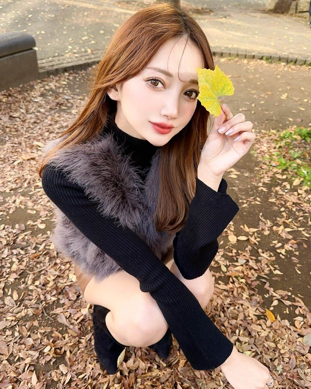 みほぽんのインスタグラム：「紅葉狩り🍁外苑前の銀杏並木たのしみ✨ 世間はもうクリスマス気分だね🎄🤶  #紅葉スポット #紅葉 #秋コーデ #秋服 #私服コーデ #東京観光 #紅葉狩り #ビジョビ #外苑前 #銀杏並木 #デート #japanesegirl」