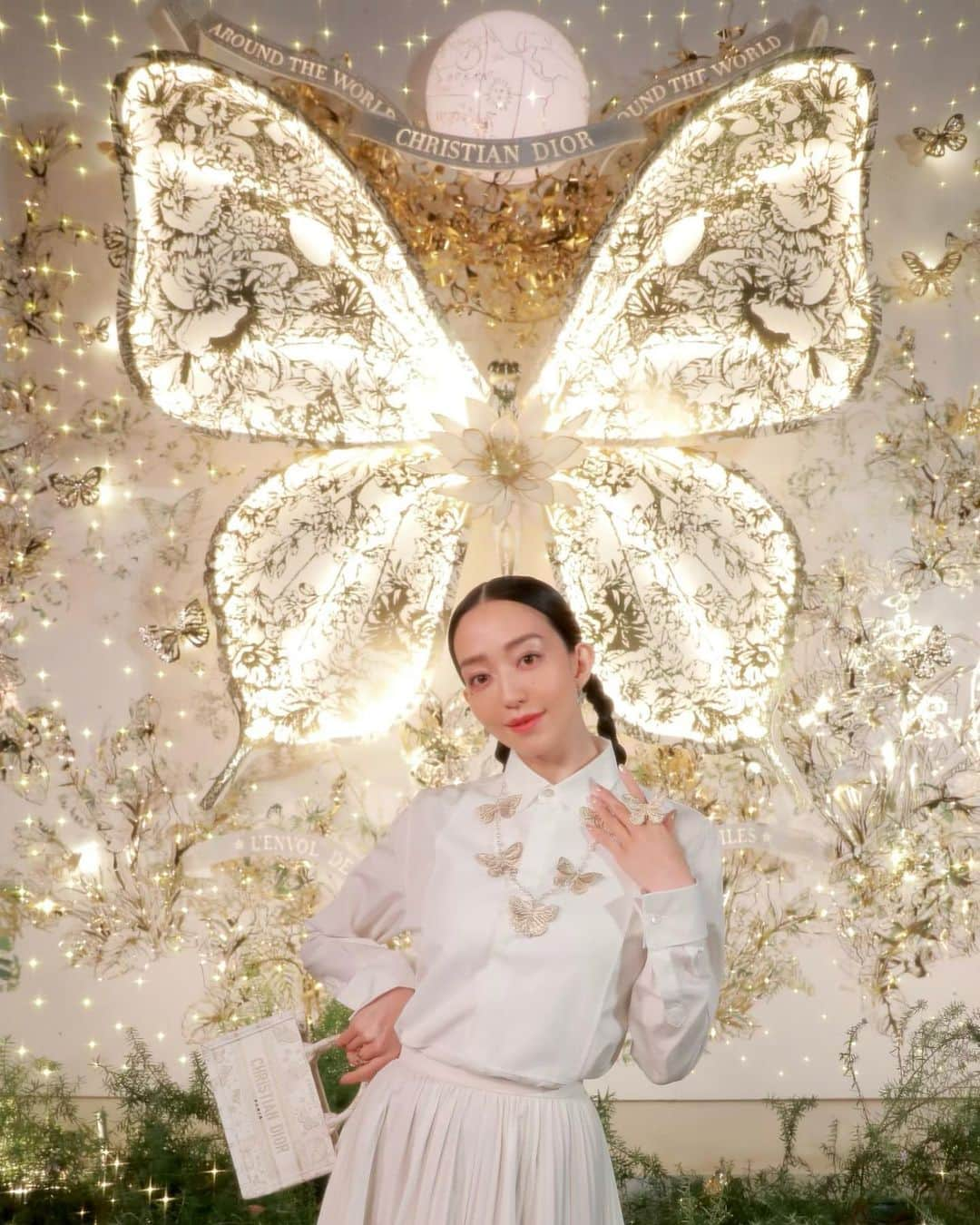 松島花さんのインスタグラム写真 - (松島花Instagram)「: @Dior ホリデーポップアップ🎅🏻🌟 会場には2024年クルーズ コレクションと シンクロするバタフライがいたるところに 輝いています🦋グッと寒くなってきた街に Diorの"TREE OF LIFE" がホリデー気分を 盛り上げてくれます🎄 : 表参道交差点にて11月18日(土)〜12月25日(月)  まで開催です✨ポップアップに並ぶクリスマス アイテムの数々はギフトにぴったりです🎁 皆さん是非行ってみてください🫶🏻 前を通るだけで心躍ります😍私の大好きな イルミネーションの季節がやってくる♪ : #DiorCruise #SupportedByDior  #ディオールホリデーポップアップ  #ディオールファインジュエリー」11月16日 22時01分 - hana_matsushima_official