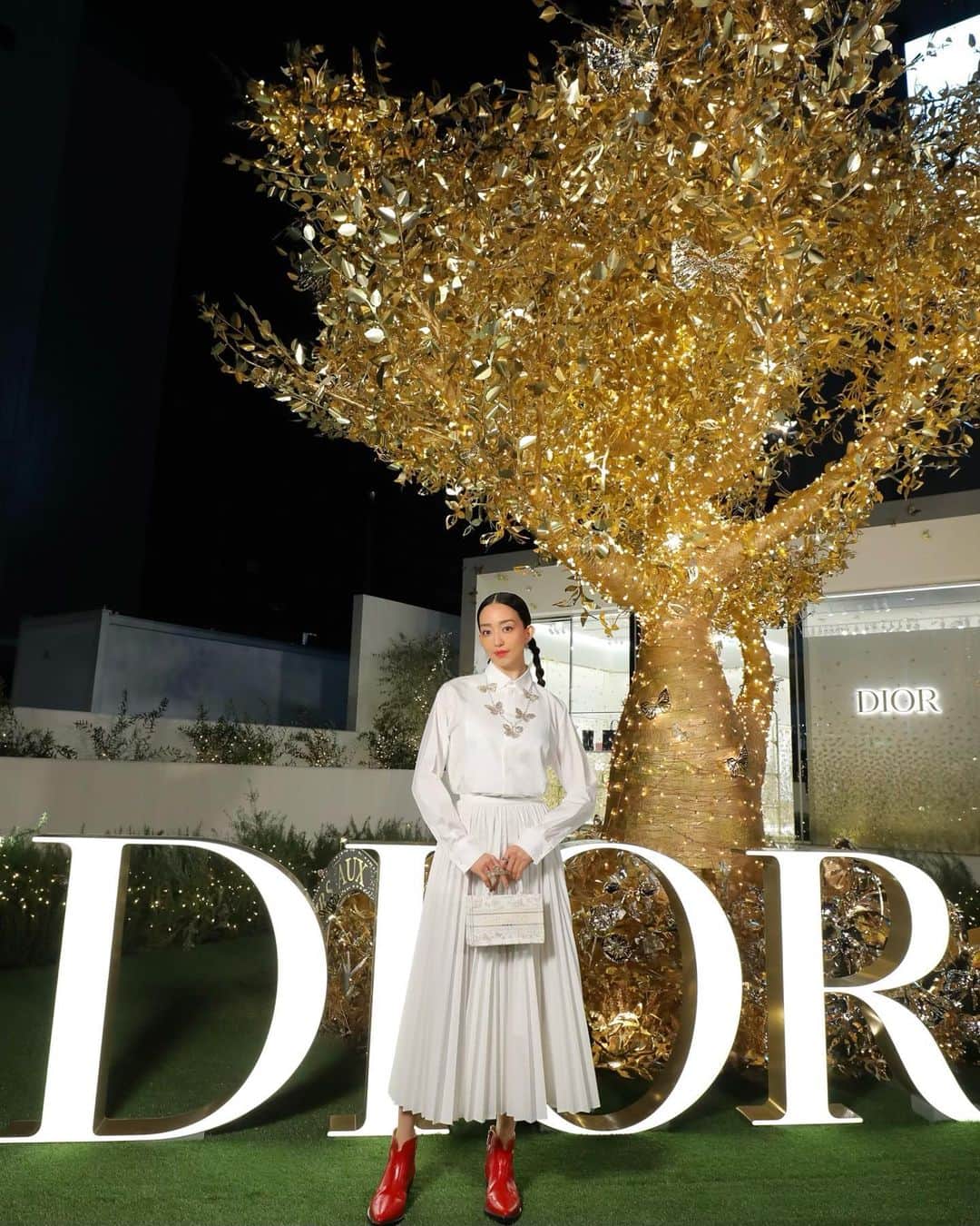 松島花のインスタグラム：「: @Dior ホリデーポップアップ🎅🏻🌟 会場には2024年クルーズ コレクションと シンクロするバタフライがいたるところに 輝いています🦋グッと寒くなってきた街に Diorの"TREE OF LIFE" がホリデー気分を 盛り上げてくれます🎄 : 表参道交差点にて11月18日(土)〜12月25日(月)  まで開催です✨ポップアップに並ぶクリスマス アイテムの数々はギフトにぴったりです🎁 皆さん是非行ってみてください🫶🏻 前を通るだけで心躍ります😍私の大好きな イルミネーションの季節がやってくる♪ : #DiorCruise #SupportedByDior  #ディオールホリデーポップアップ  #ディオールファインジュエリー」