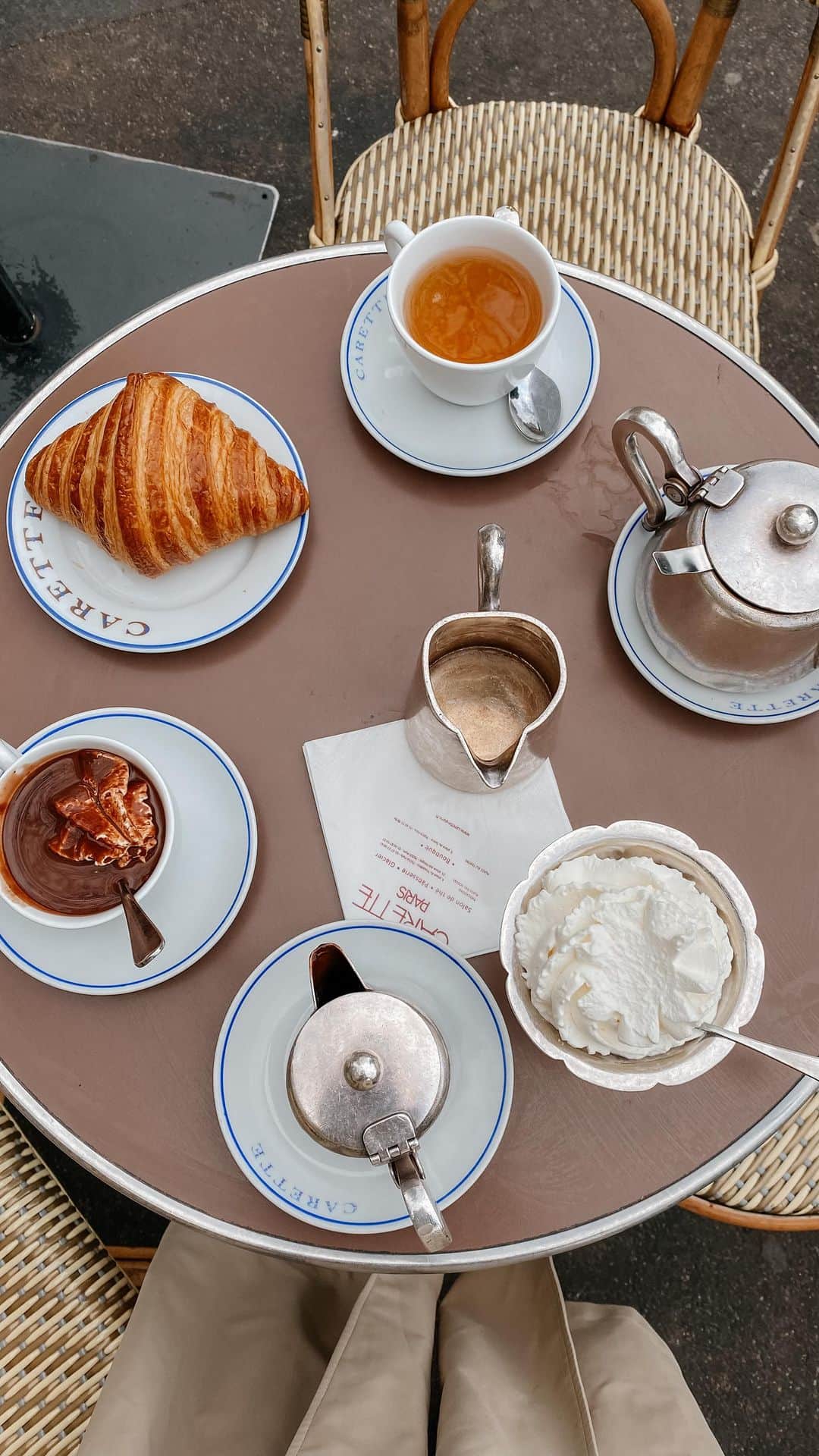 バーボラ・コディトヴァのインスタグラム：「Important words to remember ☕️ Have you been to this iconic café yet? If no, make sure to save it for your next visit of Paris! 🇫🇷」