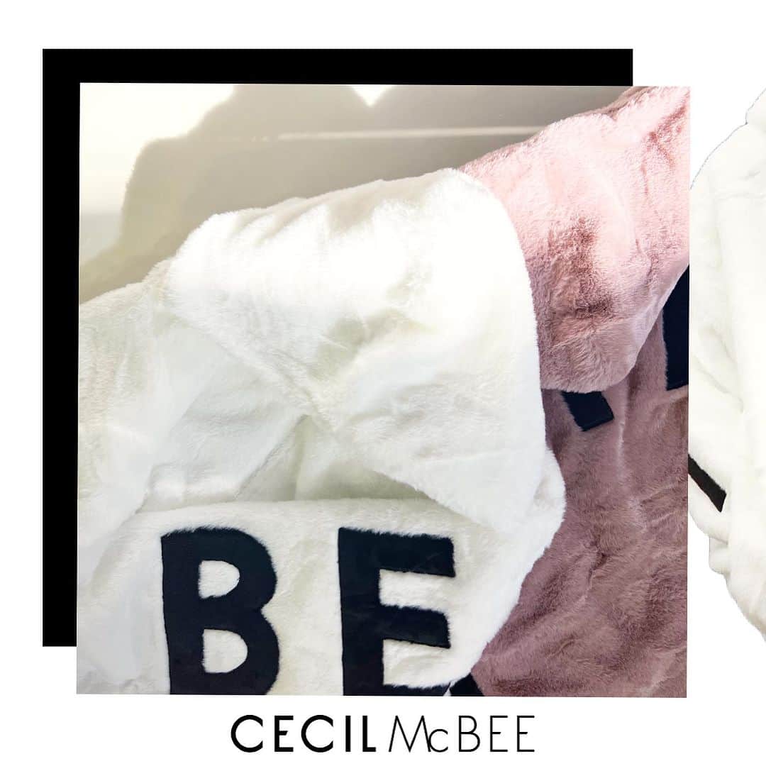 セシルマクビーのインスタグラム：「🍂Autumn Collection🍂 おすすめアウターを紹介♡  バックロゴファーブルゾン color:オフホワイト/ピンク/ブラック price:4,990  CECIL McBEE公式オンラインストアは アカウントプロフィールURLから▼ @cecilmcbee_official  #cecilmcbee #セシルマクビー  #アウター #ファーコート #ブルゾン」