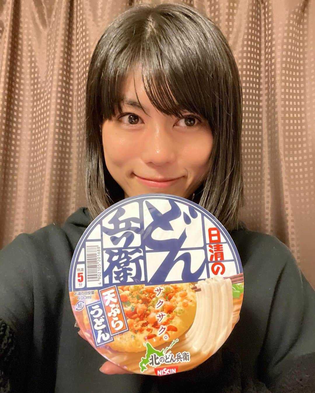 芳野友美のインスタグラム：「皆さんこれ知ってる？？？ ただの#どん兵衛 じゃないよ！下の方をご覧ください。 「#北のどん兵衛 」！！#北海道限定版 です☆ 　 北海道土産にいただきました♪ どん兵衛は東西で味が違うのは知ってたけど（私は西日本版を食べて育ったので勿論西派）、北海道版があるのは知らなかったです！！！ 　 明日食べます！！意味不明予告（笑） うどん好きにとっては堪らない開拓😋楽しみだ☆」