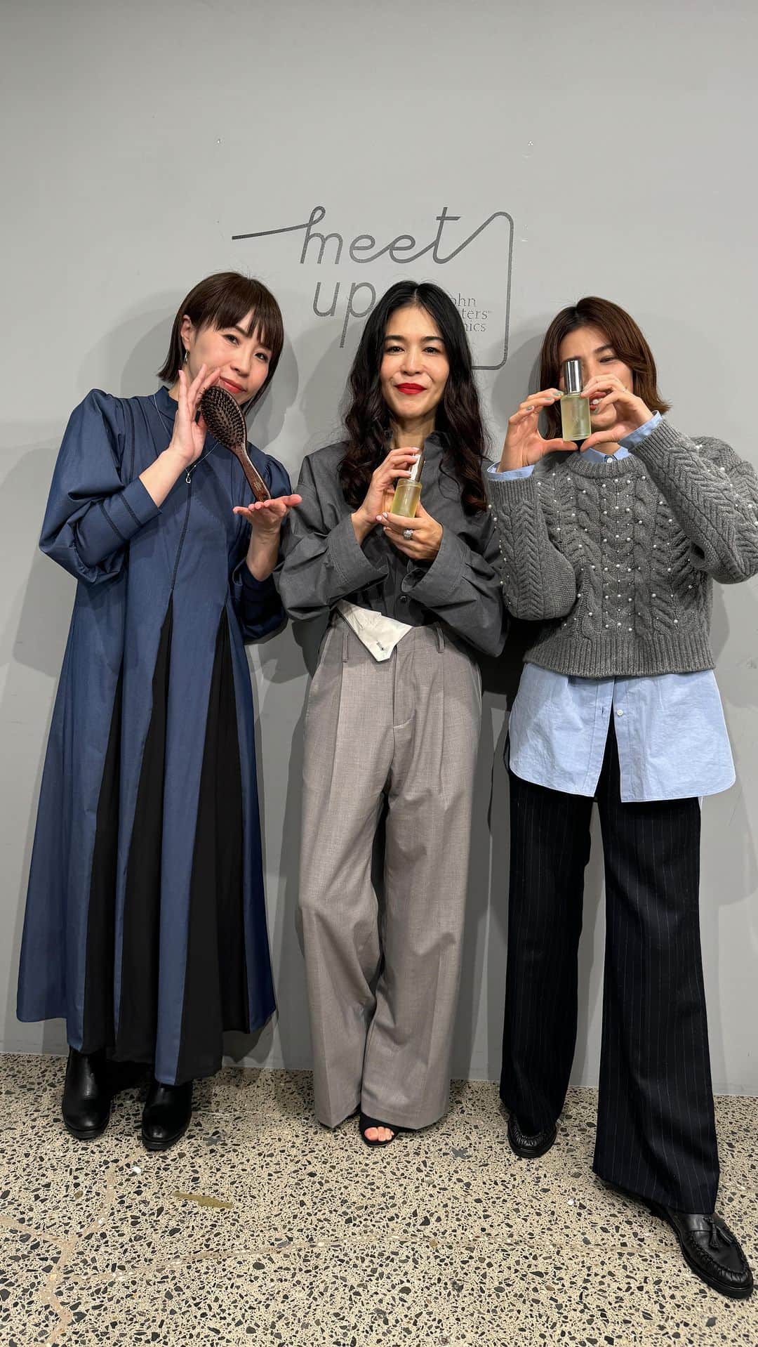 辻直子のインスタグラム：「@johnmastersorganics_japan のヘアフレグランスとお洋服のコンビネーション🤍 ご紹介したお洋服は全て @iena_jp です。黒のコートとパールニットおすすめです♪」