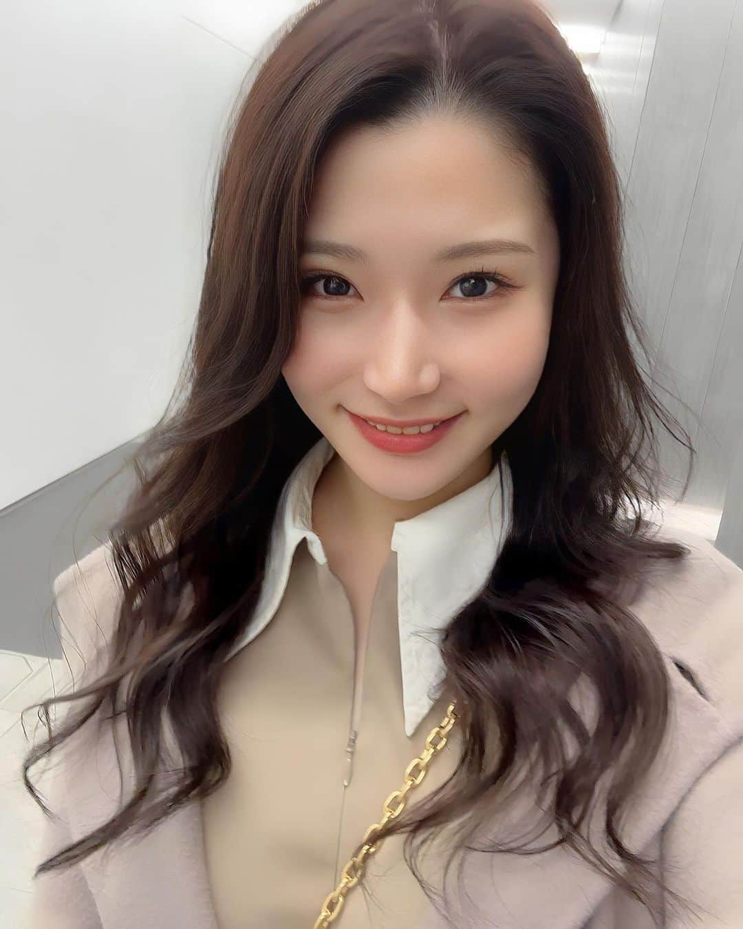 足立はなのインスタグラム：「やっほーい！はなです🌸 プリン気になってきから、髪の毛染めてきた♡ 気付けば2ヶ月たってたみたい。笑笑 前日に思い付いきで行動しちゃう癖直したい🤣 . 人生何事も計画的に。😌笑笑」