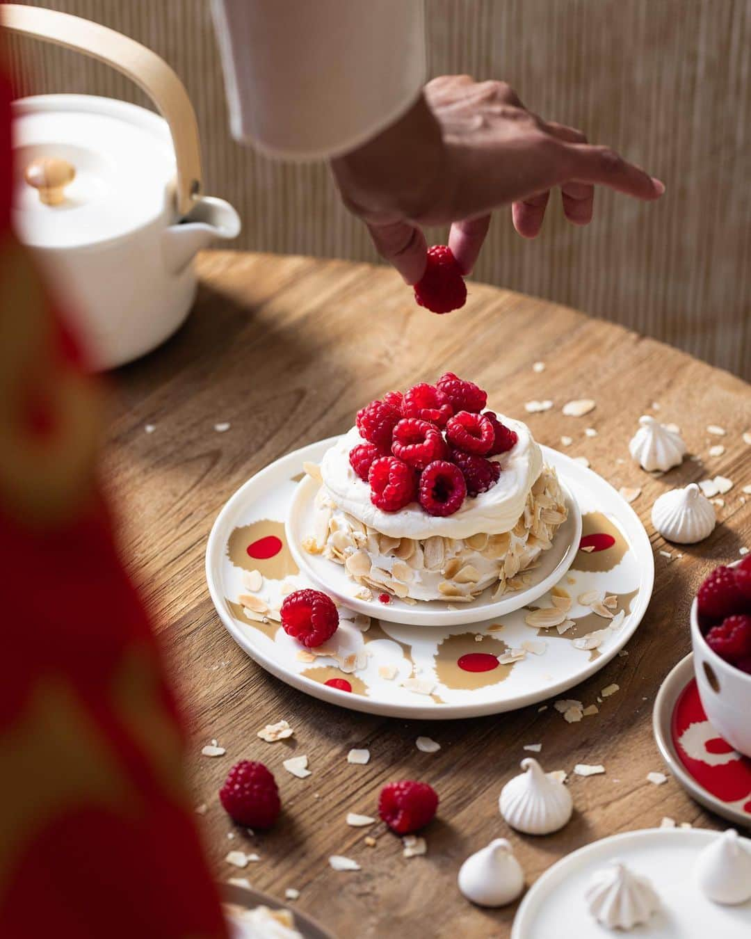 マリメッコさんのインスタグラム写真 - (マリメッコInstagram)「Swipe once to top with an abundance of fresh raspberries and again for a crisp close-up. 🥰 Inspired by this season’s Unikko palette of rich reds, earthy browns, and flecks of gold, we present to you our dear friend Salma Sabdia's, @thepolkadotter, latest indulgent creation. ☁️  DM us for Salma's Raspberry & Roasted Almond Spiced Pavlova recipe and dive into our home collection at marimekko.com. #marimekko #holiday」11月16日 22時04分 - marimekko