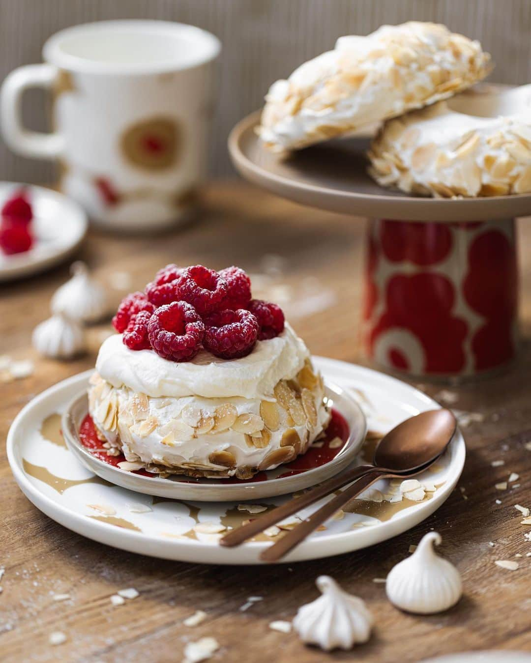 マリメッコさんのインスタグラム写真 - (マリメッコInstagram)「Swipe once to top with an abundance of fresh raspberries and again for a crisp close-up. 🥰 Inspired by this season’s Unikko palette of rich reds, earthy browns, and flecks of gold, we present to you our dear friend Salma Sabdia's, @thepolkadotter, latest indulgent creation. ☁️  DM us for Salma's Raspberry & Roasted Almond Spiced Pavlova recipe and dive into our home collection at marimekko.com. #marimekko #holiday」11月16日 22時04分 - marimekko