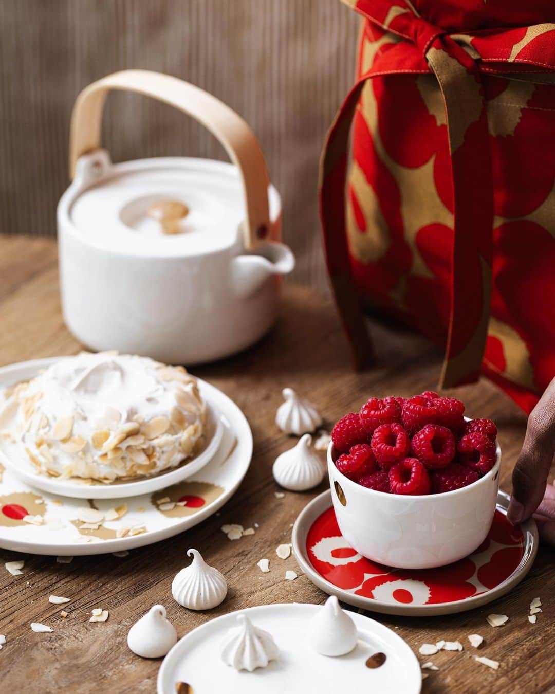 マリメッコのインスタグラム：「Swipe once to top with an abundance of fresh raspberries and again for a crisp close-up. 🥰 Inspired by this season’s Unikko palette of rich reds, earthy browns, and flecks of gold, we present to you our dear friend Salma Sabdia's, @thepolkadotter, latest indulgent creation. ☁️  DM us for Salma's Raspberry & Roasted Almond Spiced Pavlova recipe and dive into our home collection at marimekko.com. #marimekko #holiday」