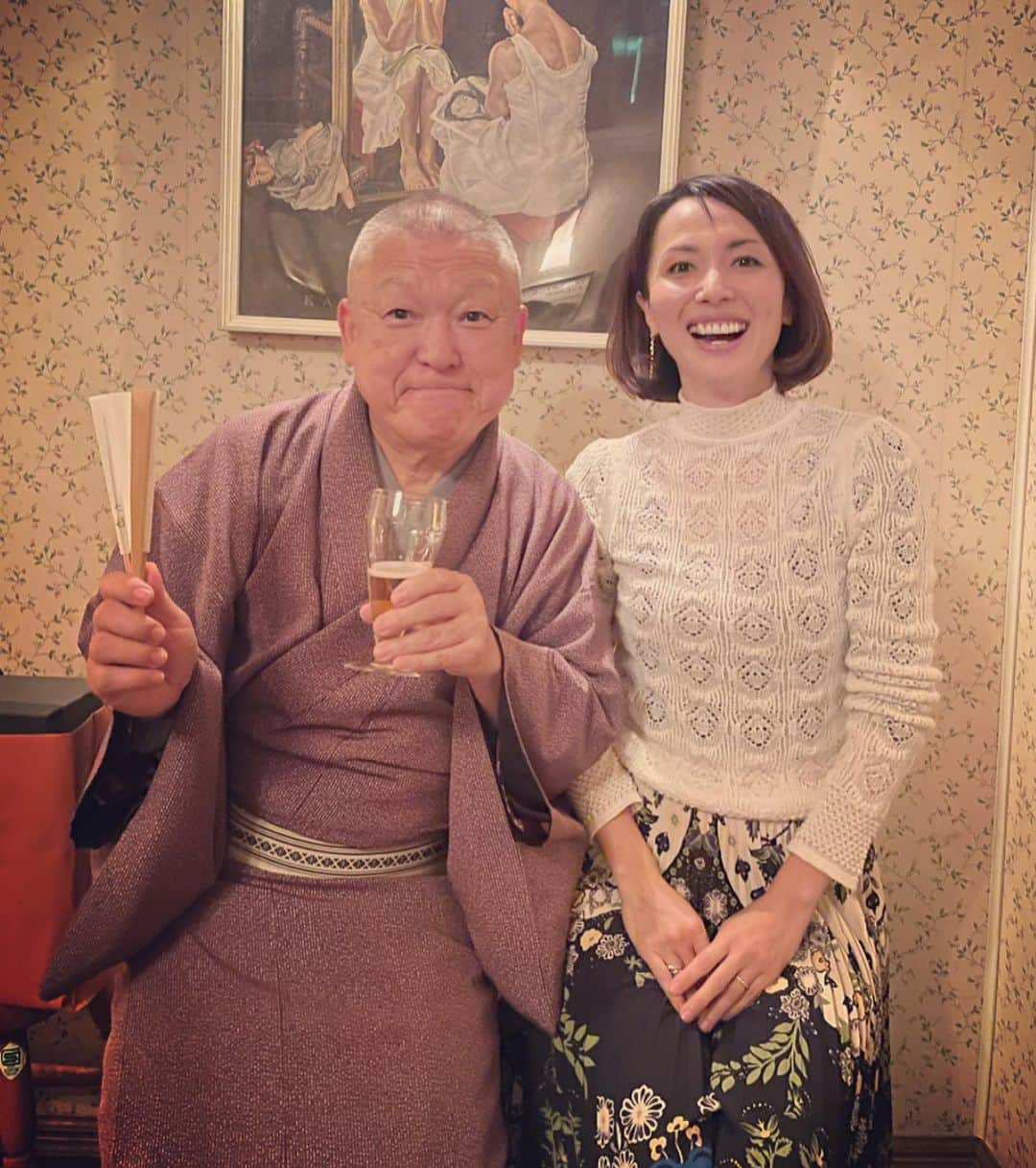 楊原京子さんのインスタグラム写真 - (楊原京子Instagram)「とても貴重な体験をさせて頂きました。 大好きな、クリスマス亭　 @christmas_tei に、芸者さんがお越しになり、お三味線や踊りを見せて頂けたり🪭  2枚目のお写真は、 今、日本に数少ない、幇間（ほうかん）さん、 お座敷において、間を取り持つ人。 太鼓持ちともいうそうなのですが、 幇間さんの芸なども見せて頂きました。 楽しませながら、魅せるところは魅せるという匠の技。 芸を極めるってすごい。 日本には粋な遊びがあったのですね。 芸者さんがお部屋に入って来られた時の、 パッとお花が咲いたような艶やかさといったら...🌸🌸🌸  一緒にお写真撮って頂きました✨🙏🏻✨ ・ ・ #クリスマス亭　#日本の伝統　#美しい　#芸者さん」11月16日 22時04分 - kyoko.yanagihara