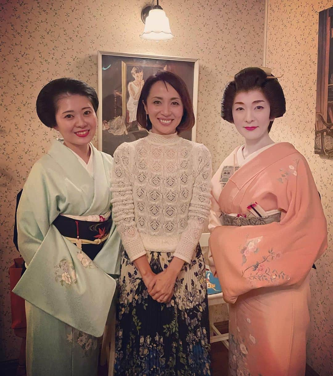 楊原京子さんのインスタグラム写真 - (楊原京子Instagram)「とても貴重な体験をさせて頂きました。 大好きな、クリスマス亭　 @christmas_tei に、芸者さんがお越しになり、お三味線や踊りを見せて頂けたり🪭  2枚目のお写真は、 今、日本に数少ない、幇間（ほうかん）さん、 お座敷において、間を取り持つ人。 太鼓持ちともいうそうなのですが、 幇間さんの芸なども見せて頂きました。 楽しませながら、魅せるところは魅せるという匠の技。 芸を極めるってすごい。 日本には粋な遊びがあったのですね。 芸者さんがお部屋に入って来られた時の、 パッとお花が咲いたような艶やかさといったら...🌸🌸🌸  一緒にお写真撮って頂きました✨🙏🏻✨ ・ ・ #クリスマス亭　#日本の伝統　#美しい　#芸者さん」11月16日 22時04分 - kyoko.yanagihara