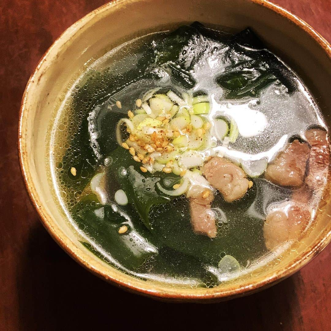 志摩有子さんのインスタグラム写真 - (志摩有子Instagram)「〆はわかめスープ。 にんにく、ごま油をからめたこま切れ牛肉をさっと炒めて、お湯を注いで軽く煮たて、わかめも投入。無添加のダシダをもらったので使ってみた。塩胡椒で味を調えておいごま油たらり。あっさり、味わい深くじんわり沁みる。  #わかめスープ #ミヨックッ」11月16日 22時15分 - ariko418