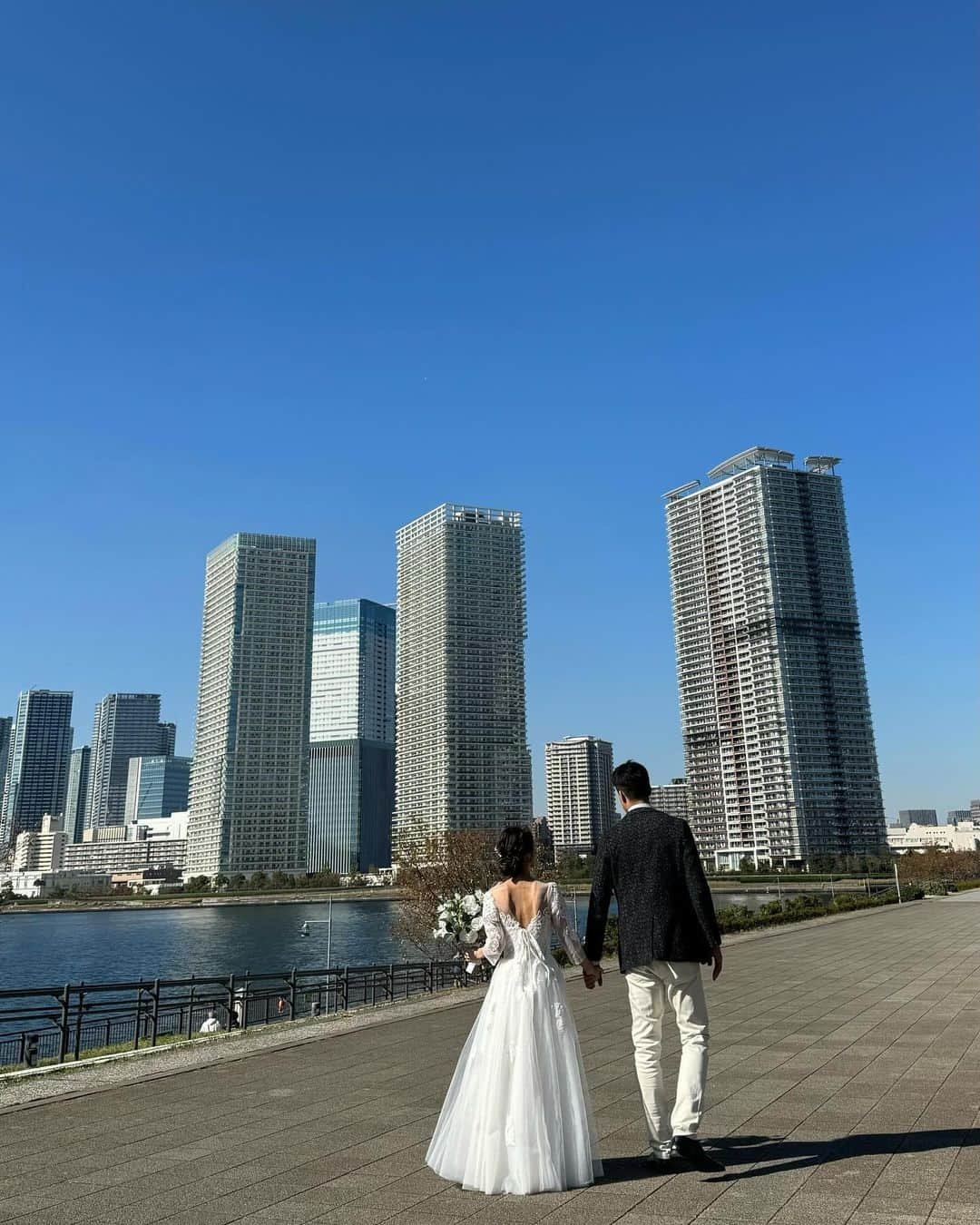 野田華子さんのインスタグラム写真 - (野田華子Instagram)「ストーリーにもたくさん投稿したけど こちらにも失礼します🙏 結婚相談所Sweet ten  @kasumitys33 さんの広告撮影でした💍 私たち夫婦にお声がけ下さって光栄すぎました🙏 とはいえ、もう私たちは結婚18年目・・・ ウェディングドレスを今更また着るのは、 さすがに図々しくないかい？とかなり自問自答したのですが、  "結婚相談所Sweet tenは、成婚だけではなく、その先の10年後も幸せな結婚生活のための婚活を支援しており、10年以上経っても、旦那様と仲睦まじい野田様がイメージにピッタリで、連絡させていただきました"  @kasumitys33 さんからいただいたこのメッセージがとても暖かく嬉しくて撮影させていただくことを決めました。  そしてなんと @kasumitys33 さんは雑誌の頃から私を知っていて見て下さっていて・・・😳 ご本人もなんと3児のママさん！ (もちろん私よりお若い)  女性の社会進出と共に問題になってる育児家事の問題なども、きっとそんな @kasumitys33 さんだからこそ 至った "結婚はゴールでなくスタートで、その先の女性の幸せも考えた成婚にしたい"という意味のSweet tenというコンセプトがとっても素敵だなぁと・・・✨  イメージ画像の撮影とは別にオフショットでスマホでこんな素敵な写真を撮って下さってました🙇‍♀️ お仕事を忘れて楽しんでしまいました。 楽しい時間をありがとうございました✨ リリースされたらまたご紹介させて下さい🥹  #ウェディング #スイートテンウェディング #ウェディングドレス #ウェディングフォト #ブライダルヘア #カメラを向けられると笑えない旦那」11月16日 22時15分 - noda.hanako