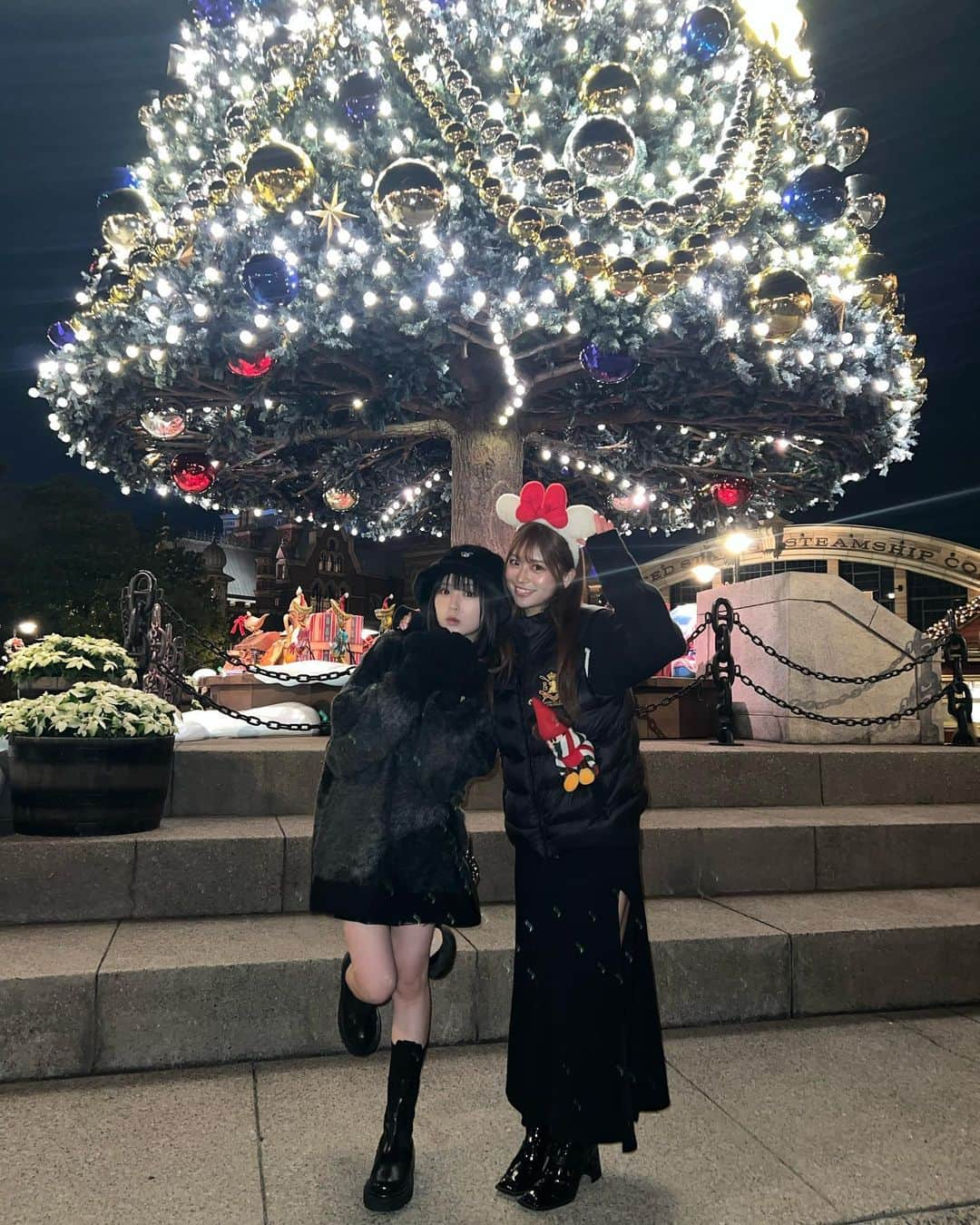 やしろななさんのインスタグラム写真 - (やしろななInstagram)「クリスマスディズニー❤️🎄🐭💖 今回も安定の相方さん👩🏻 もう何回一緒に行ったかな〜〜〜♡  あ、ピアスがミッキーなの気づいた？🐭  #ディズニーシー  #クリスマスディズニー #ディズニーコーデ」11月16日 22時07分 - 8467_0