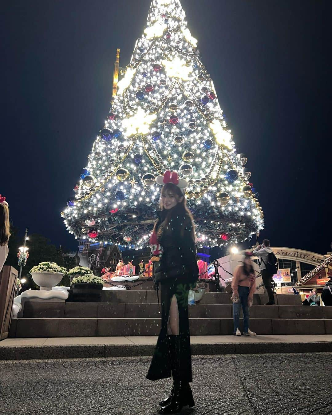 やしろななさんのインスタグラム写真 - (やしろななInstagram)「クリスマスディズニー❤️🎄🐭💖 今回も安定の相方さん👩🏻 もう何回一緒に行ったかな〜〜〜♡  あ、ピアスがミッキーなの気づいた？🐭  #ディズニーシー  #クリスマスディズニー #ディズニーコーデ」11月16日 22時07分 - 8467_0