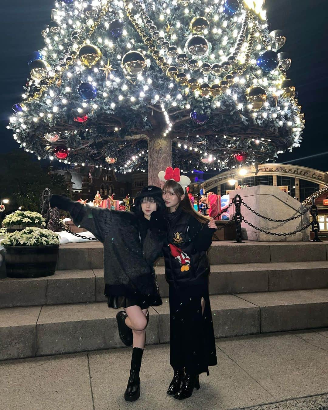 やしろななさんのインスタグラム写真 - (やしろななInstagram)「クリスマスディズニー❤️🎄🐭💖 今回も安定の相方さん👩🏻 もう何回一緒に行ったかな〜〜〜♡  あ、ピアスがミッキーなの気づいた？🐭  #ディズニーシー  #クリスマスディズニー #ディズニーコーデ」11月16日 22時07分 - 8467_0