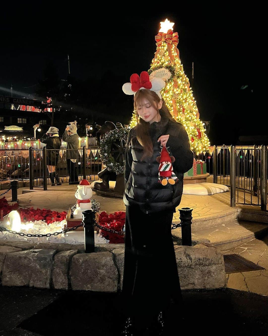 やしろななさんのインスタグラム写真 - (やしろななInstagram)「クリスマスディズニー❤️🎄🐭💖 今回も安定の相方さん👩🏻 もう何回一緒に行ったかな〜〜〜♡  あ、ピアスがミッキーなの気づいた？🐭  #ディズニーシー  #クリスマスディズニー #ディズニーコーデ」11月16日 22時07分 - 8467_0