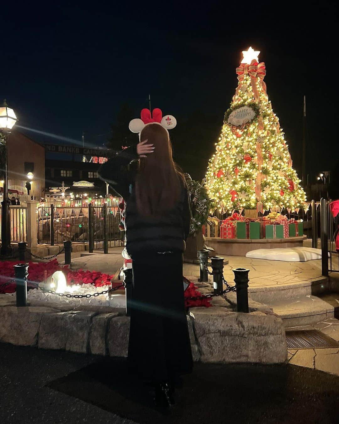 やしろななさんのインスタグラム写真 - (やしろななInstagram)「クリスマスディズニー❤️🎄🐭💖 今回も安定の相方さん👩🏻 もう何回一緒に行ったかな〜〜〜♡  あ、ピアスがミッキーなの気づいた？🐭  #ディズニーシー  #クリスマスディズニー #ディズニーコーデ」11月16日 22時07分 - 8467_0