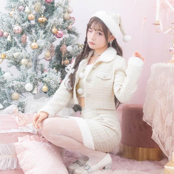シュガーのインスタグラム：「sugarnine×LARME🎄🤍  古澤里紗＆松本ももなが着る、 可愛くて甘いサンタで視線をくぎづけ💕  * * * * * * * * * * * * * * * * * *  🔍ジャケット付きツイードセットアップサンタ No.8849SBdzj * * * * * * * * * * * * * * * * * *  #サンタコスチューム #コスチューム #サンタクロース #サンタコスプレ #クリスマス #クリスマスイベント #クリスマスパーティー #コスプレ #cosplay #コスプレ通販 #santaclaus #christmas #christmasparty #サンタ買うならシュガー #キャバドレス通販 #キャバ通販 #ドレス通販 #ドレスショップ」