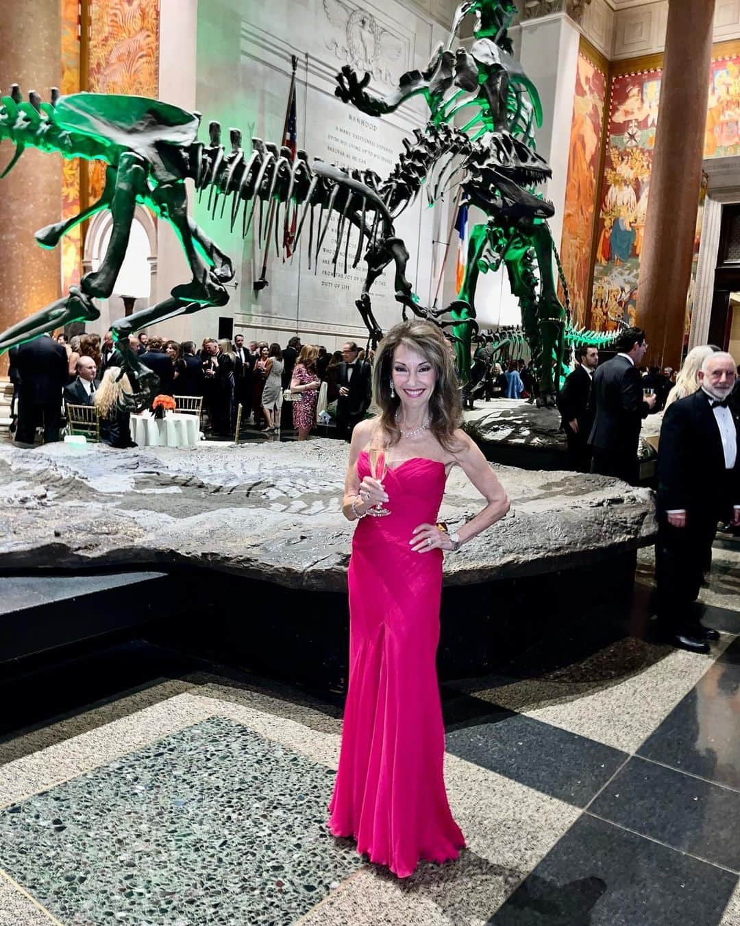 スーザン・ルッチさんのインスタグラム写真 - (スーザン・ルッチInstagram)「Jaw dropping Museum of Natural History!!! Last night in NY,  I was thrilled to be at The CSHL Double Helix Awards,  honoring Nobel Peace Prize scientists,  and their contributions to humanity—all humanity❤️👏🥂 @coldspringharborlab #photoby@patrickmcmullan!🥰」11月16日 22時08分 - therealsusanlucci