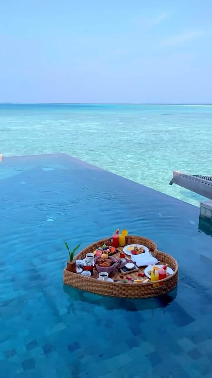 Maldivesのインスタグラム：「Elevate your mornings in the Maldives with a floating breakfast, right in the seclusion of your overwater pool villa with endless ocean views.  Contact @nichegetaways to start planning your vacation in the Maldives.   Video @juliagal_  #nichegetaways #maldivesislands #luxurytravel #luxuryresort #travelinspiration #islandvacations #traveltheworld  #fivestarhotel  #beachresort #wanderlust #purebliss #poolvillla  #floatingbreakfast #oceanviews #travelagent」