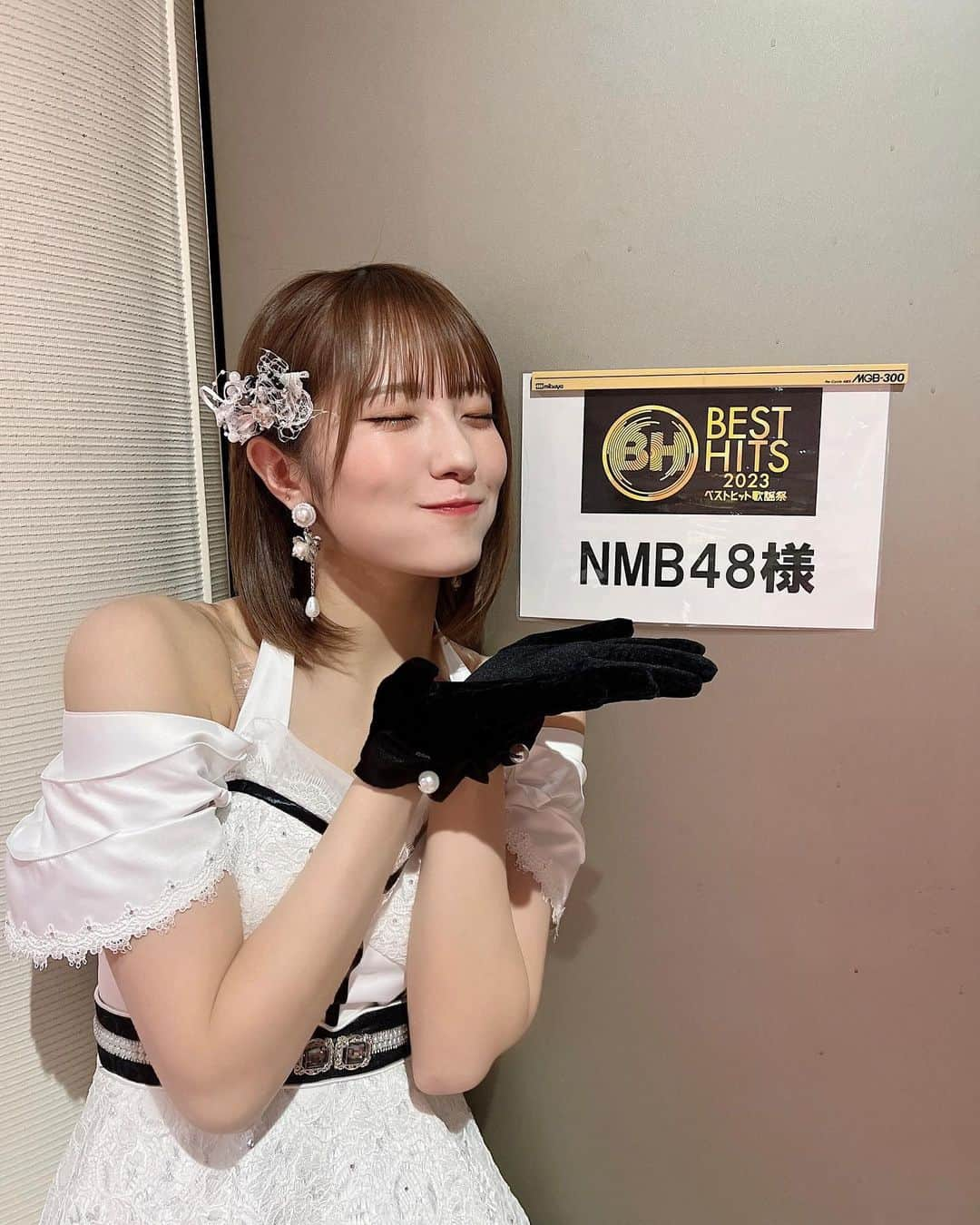 小嶋花梨さんのインスタグラム写真 - (小嶋花梨Instagram)「#ベストヒット歌謡祭 2023  ありがとうございました！🎤🤍 ⁡ ⁡ NMB48で #渚サイコー！ ヒットダンスメドレーにて #可愛くてごめん を披露させていただきました✨️  ⁡ 今年もベストヒット歌謡祭に出演させて頂けたこと、思い入れのあるステージにNMB48で立たせていただけた事、素敵な演出で歌わせて頂けたこと本当に嬉しく思います。😌 ⁡ ステージから見る凪咲さんの背中が、遠くて、儚くて、卒業を実感しました𓂃🫧‪ ファンの皆さんからの沢山のメッセージもありがとうございました！ ⁡  あと何回皆で渚サイコー！を披露できるかな〜🥺」11月16日 22時08分 - nmb_kojima_48