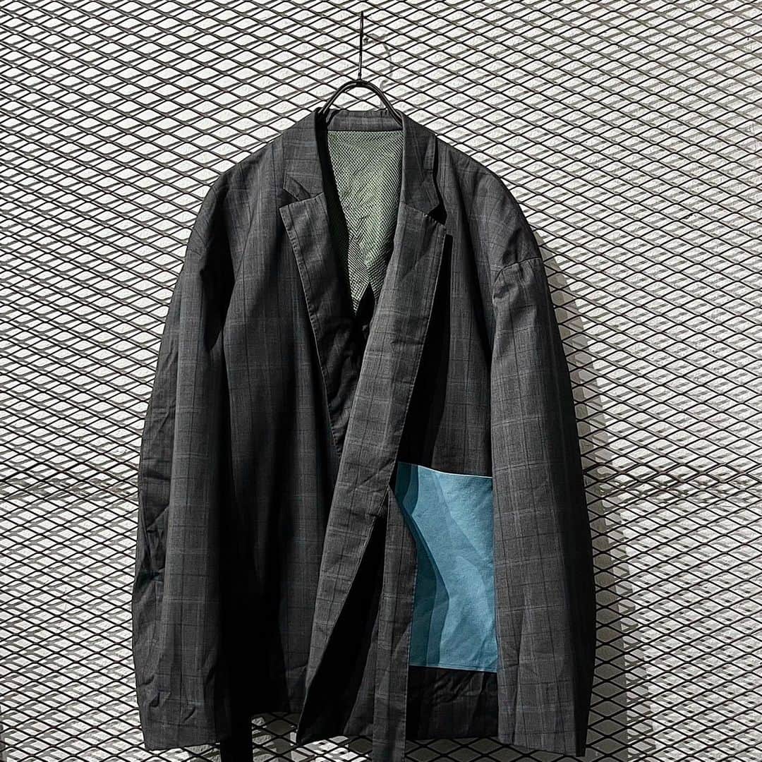 dudeのインスタグラム：「【 NEW ARRIVAL 】 ・ Y.O.N - Wrap Design Tailored Jacket ・ ・ ・ こちらの商品はdudeアカウントプロフィールのURL「dude online」より通販可能な商品となっております ・ @dude_harajuku @dude_harajuku_daily」