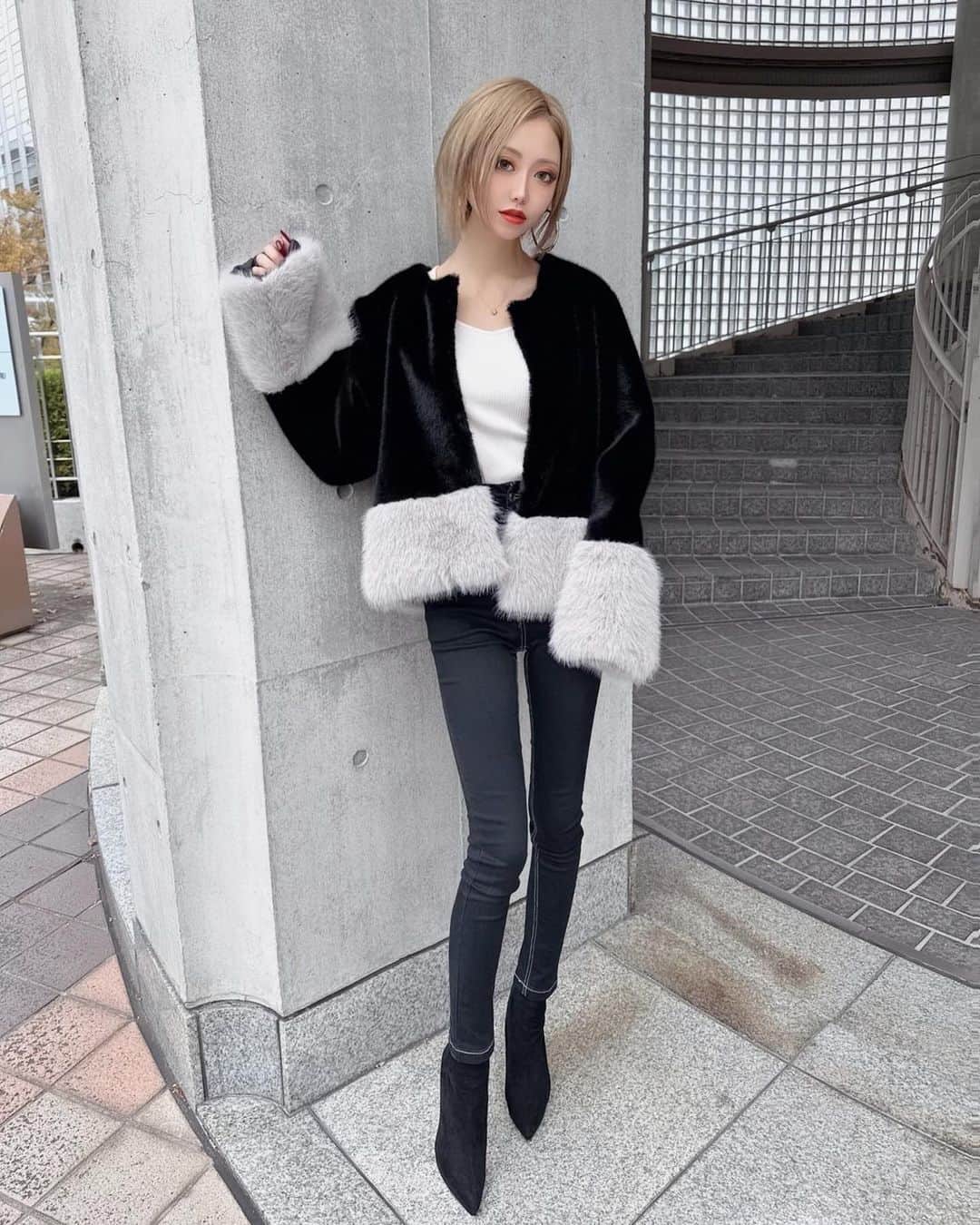 ちゃんかおのインスタグラム：「. . . . 可愛すぎるアウターげっと🖤 触り心地ふわふわで気持ちいの🤭 . @select_coco8  ↑ここでゲットしたよ♡ . . #ファー#ファーコート#冬コーデ#ギャル#ギャルママ#浜松」