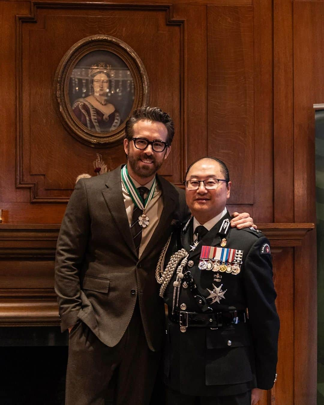 ライアン・レイノルズさんのインスタグラム写真 - (ライアン・レイノルズInstagram)「Receiving the Order of British Columbia is the honour of a lifetime. I could have been born anywhere but I had the dumb and incredible luck to be made in Vancouver. **Contrary to my earlier belief, the award is NOT a political appointment.** It’s merely symbolic and holds no real power.   To that end, I may have made some promises to several folks working at Minerva’s restaurant in Kerrisdale - as well as Tyler who works in the produce section at Safeway on 4th and Vine.  Grouse Mountain will never be a giant slip ‘n slide. Mountains don’t work that way. I shouldn’t have mentioned it much less commissioned detailed CAD drawings. Nor can I make the Vancouver Art Gallery my personal residence.  That’s another overreach. Apologies to the gallery staff for any misunderstanding this morning. It isn’t “happy hour somewhere”. You have a job to do and I was out of line. ❤️🇨🇦❤️  Thank you, @lgjanetaustin and @davidebybc and everybody on the OBC selection committee. Also, huge thanks to my three older brothers, Patrick, Terry and Jeff as well as my mom, Tammy… we’re always there for each other. No matter what. Love you.   p.s. Being home for 24 hours made my life 10,000 hours better. 🇨🇦🇨🇦」11月16日 22時11分 - vancityreynolds