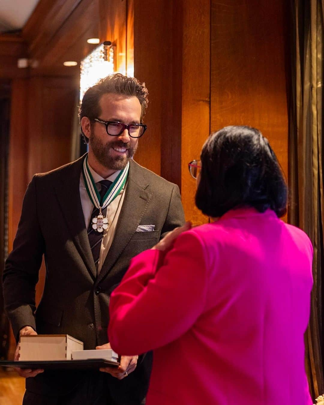 ライアン・レイノルズのインスタグラム：「Receiving the Order of British Columbia is the honour of a lifetime. I could have been born anywhere but I had the dumb and incredible luck to be made in Vancouver. **Contrary to my earlier belief, the award is NOT a political appointment.** It’s merely symbolic and holds no real power.   To that end, I may have made some promises to several folks working at Minerva’s restaurant in Kerrisdale - as well as Tyler who works in the produce section at Safeway on 4th and Vine.  Grouse Mountain will never be a giant slip ‘n slide. Mountains don’t work that way. I shouldn’t have mentioned it much less commissioned detailed CAD drawings. Nor can I make the Vancouver Art Gallery my personal residence.  That’s another overreach. Apologies to the gallery staff for any misunderstanding this morning. It isn’t “happy hour somewhere”. You have a job to do and I was out of line. ❤️🇨🇦❤️  Thank you, @lgjanetaustin and @davidebybc and everybody on the OBC selection committee. Also, huge thanks to my three older brothers, Patrick, Terry and Jeff as well as my mom, Tammy… we’re always there for each other. No matter what. Love you.   p.s. Being home for 24 hours made my life 10,000 hours better. 🇨🇦🇨🇦」