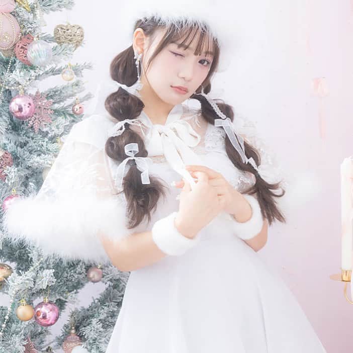 シュガーのインスタグラム：「sugarnine×LARME🎄🤍  古澤里紗＆松本ももなが着る、 可愛くて甘いサンタで視線をくぎづけ💕  * * * * * * * * * * * * * * * * * *  🔍ポンチョ付きフレアサンタコスプレ No.SS046YN * * * * * * * * * * * * * * * * * *  #サンタコスチューム #コスチューム #サンタクロース #サンタコスプレ #クリスマス #クリスマスイベント #クリスマスパーティー #コスプレ #cosplay #コスプレ通販 #santaclaus #christmas #christmasparty #サンタ買うならシュガー #キャバドレス通販 #キャバ通販 #ドレス通販 #ドレスショップ」