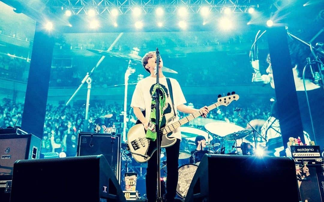 GENさんのインスタグラム写真 - (GENInstagram)「2023.11.12 日本武道館 『THE BAND OF LIFE』 DAY2 バンド is 人生。色んな音楽が好きで全ての音楽家を尊敬してるけど、スタイルとしてはバンドが一番カッコいいと思ってる。たくさんの機材が運んだり、調整したりチェックしたり、非効率の塊みたいなとこあるけど、それすらも好き。 ちなみにこの日演奏したCycleの歌詞で、2サビ終わりの歌詞の2個目の『広がる』は『日の丸』と歌ってる。それはこの曲は当時パラリンピックのコラボとして作ったからなんだけど、この日は頭上の日の丸の眺めながら歌えたのが嬉しかった。 photo by@yamada_mphoto」11月16日 22時12分 - 04genls