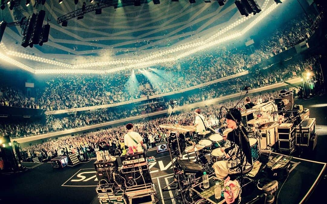 GENさんのインスタグラム写真 - (GENInstagram)「2023.11.12 日本武道館 『THE BAND OF LIFE』 DAY2 バンド is 人生。色んな音楽が好きで全ての音楽家を尊敬してるけど、スタイルとしてはバンドが一番カッコいいと思ってる。たくさんの機材が運んだり、調整したりチェックしたり、非効率の塊みたいなとこあるけど、それすらも好き。 ちなみにこの日演奏したCycleの歌詞で、2サビ終わりの歌詞の2個目の『広がる』は『日の丸』と歌ってる。それはこの曲は当時パラリンピックのコラボとして作ったからなんだけど、この日は頭上の日の丸の眺めながら歌えたのが嬉しかった。 photo by@yamada_mphoto」11月16日 22時12分 - 04genls