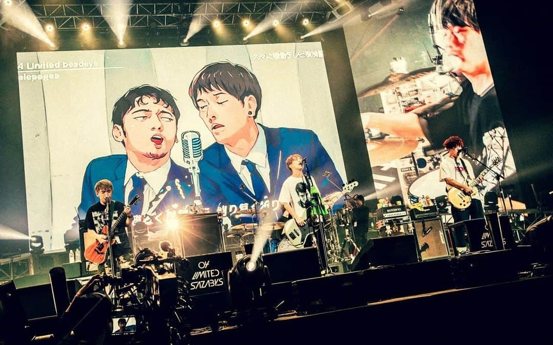 GENさんのインスタグラム写真 - (GENInstagram)「2023.11.12 日本武道館 『THE BAND OF LIFE』 DAY2 バンド is 人生。色んな音楽が好きで全ての音楽家を尊敬してるけど、スタイルとしてはバンドが一番カッコいいと思ってる。たくさんの機材が運んだり、調整したりチェックしたり、非効率の塊みたいなとこあるけど、それすらも好き。 ちなみにこの日演奏したCycleの歌詞で、2サビ終わりの歌詞の2個目の『広がる』は『日の丸』と歌ってる。それはこの曲は当時パラリンピックのコラボとして作ったからなんだけど、この日は頭上の日の丸の眺めながら歌えたのが嬉しかった。 photo by@yamada_mphoto」11月16日 22時12分 - 04genls