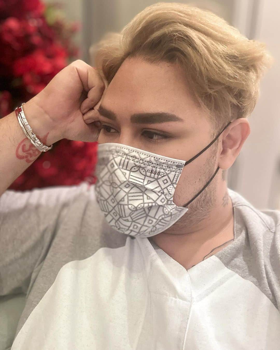 Ivan Gunawanのインスタグラム：「Satu  hari  ini kok  aku  liat banyak  orang pake  masker yah ... apa  perasaan aku  saja 😕😕😕」