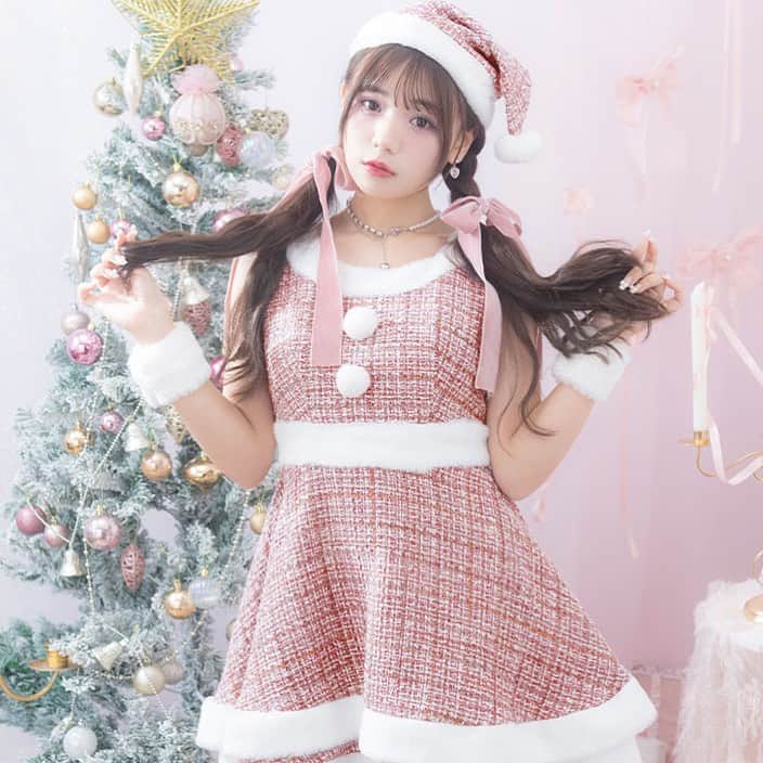シュガーのインスタグラム：「sugarnine×LARME🎄🤍  古澤里紗＆松本ももなが着る、 可愛くて甘いサンタで視線をくぎづけ💕  * * * * * * * * * * * * * * * * * *  🔍ツイードチェックフレアサンタコスプレ No.8250SBdzcj * * * * * * * * * * * * * * * * * *  #サンタコスチューム #コスチューム #サンタクロース #サンタコスプレ #クリスマス #クリスマスイベント #クリスマスパーティー #コスプレ #cosplay #コスプレ通販 #santaclaus #christmas #christmasparty #サンタ買うならシュガー #キャバドレス通販 #キャバ通販 #ドレス通販 #ドレスショップ」