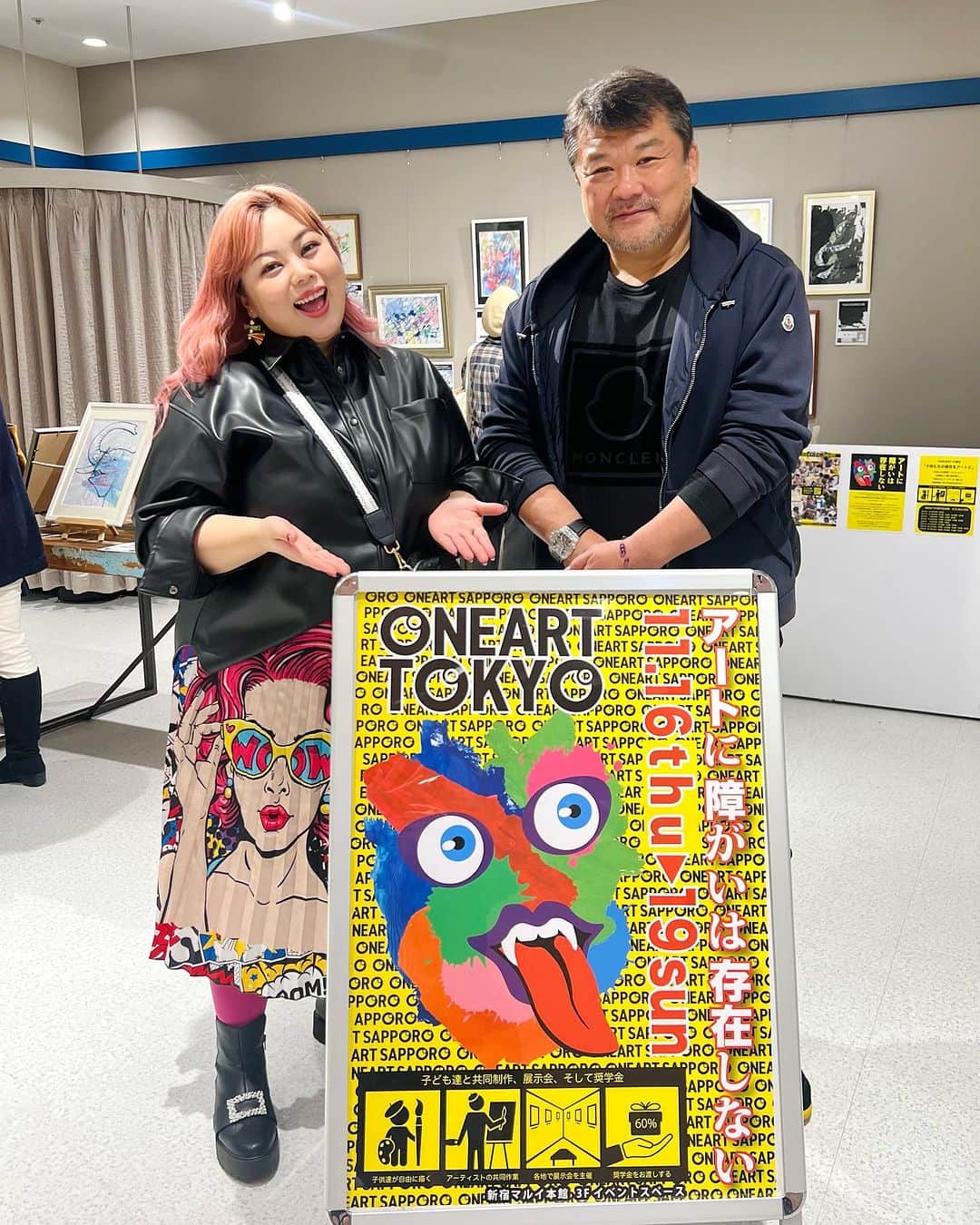 桃果愛さんのインスタグラム写真 - (桃果愛Instagram)「🖼️ ⁡ "アートに障がいは存在しない" 『ONEART TOKYO』 @oneart2016 の個展に行ってまいりました😊 ⁡ けみ芥見さん @chemi.akutami  素敵な世界を魅せて頂きありがとうございました。 ⁡ 絵の中に引き込まれるような感覚で、 ピュアな気持ちが蘇るような(今もピュアと言いたい！笑)世界観でした。 ⁡ SOTAROくん @punch_taro が アートの解説をしてくれてとってもわかりやすかったし楽しかったなぁ〜っ！🥰ありがとう❣️ ⁡ 黄金の柔道王👑吉田秀彦さん @yoshidahidehiko44 も たくさんお話し出来て楽しかったです♪" お仕事もご一緒できる日を楽しみにしています🙈 ⁡ 会場で出会えたみなさんもありがとうございました💖 ぜんぶ素敵なご縁🫶 ⁡ 『ONEART TOKYO』の個展は 本日11/16(木)〜11/19(日)マルイ新宿本館3階にて開催中〜🥰 @marui_official  お近くの方は是非行ってみてくださいませ✨ ⁡ Love yourself and be happy ! Ai Momoka💋 ⁡ ⁡ #アートのある暮らし #絵画展 #oneart #artgallery #アートに障がいは存在しない #障がい児 #芸術家 #楽しい時間をありがとう #ご縁に感謝 #マルイ」11月16日 22時17分 - ai_momoka.plussizemodel