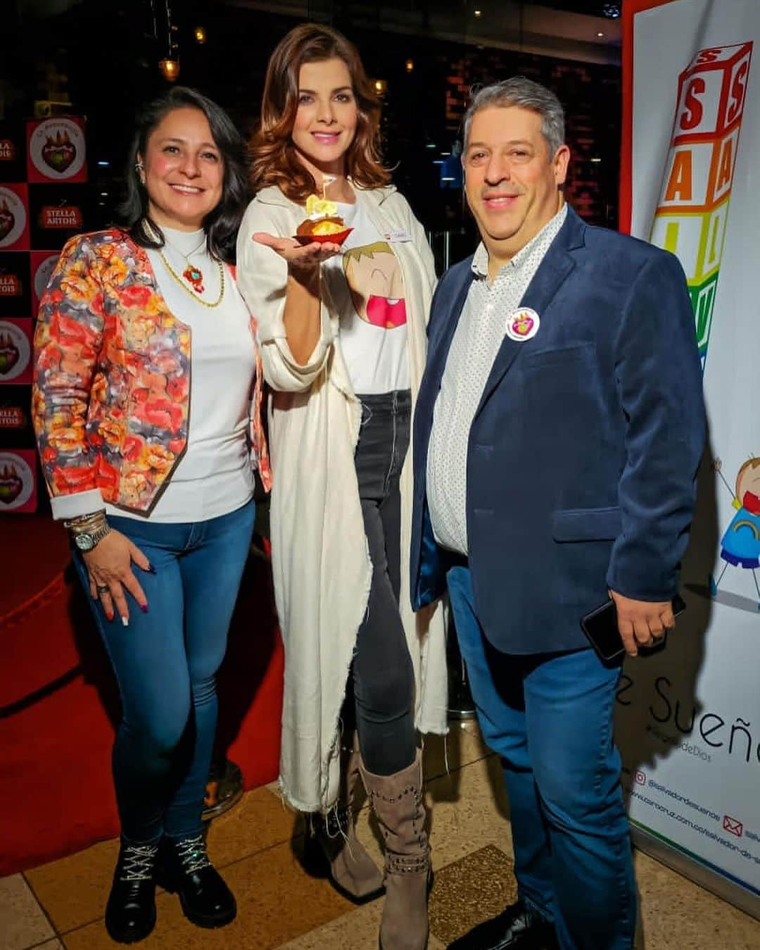 Carolina Cruz Osorioさんのインスタグラム写真 - (Carolina Cruz OsorioInstagram)「• Tenemos nuestro roscón “ARCOÍRIS” 🌰🌰🌈🌈 por las ventas de esta delicia hecha por Mati, Salva y Yo, recibiremos un porcentaje para ayudar a nuestro niños en @salvadordesuenos GRACIAS A @larosconeria POR CREER Y SUMARSE!!  Fotos DIVINAS @armaniph ❤️❤️ @jime81 TE ADORO!!」11月16日 22時17分 - carolinacruzosorio